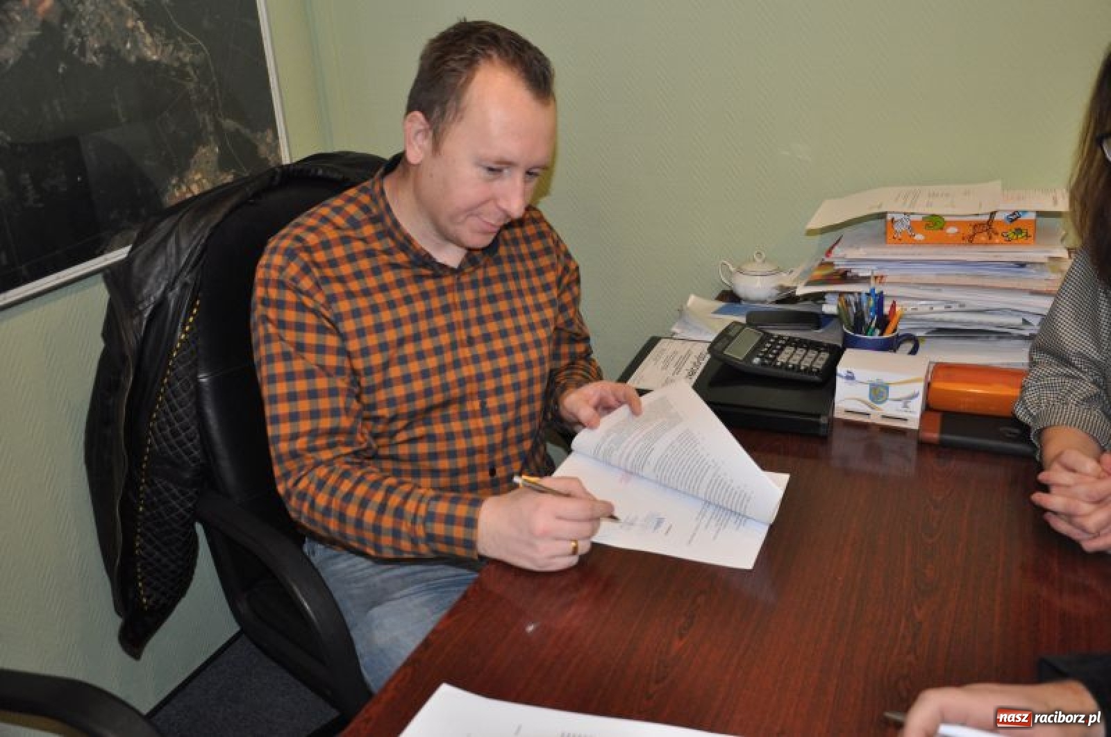 Zdjęcie w galerii na portalu naszraciborz.pl: Podpisano umowę na remont ul. Cysterskiej w Rudach wiadomości z regionu