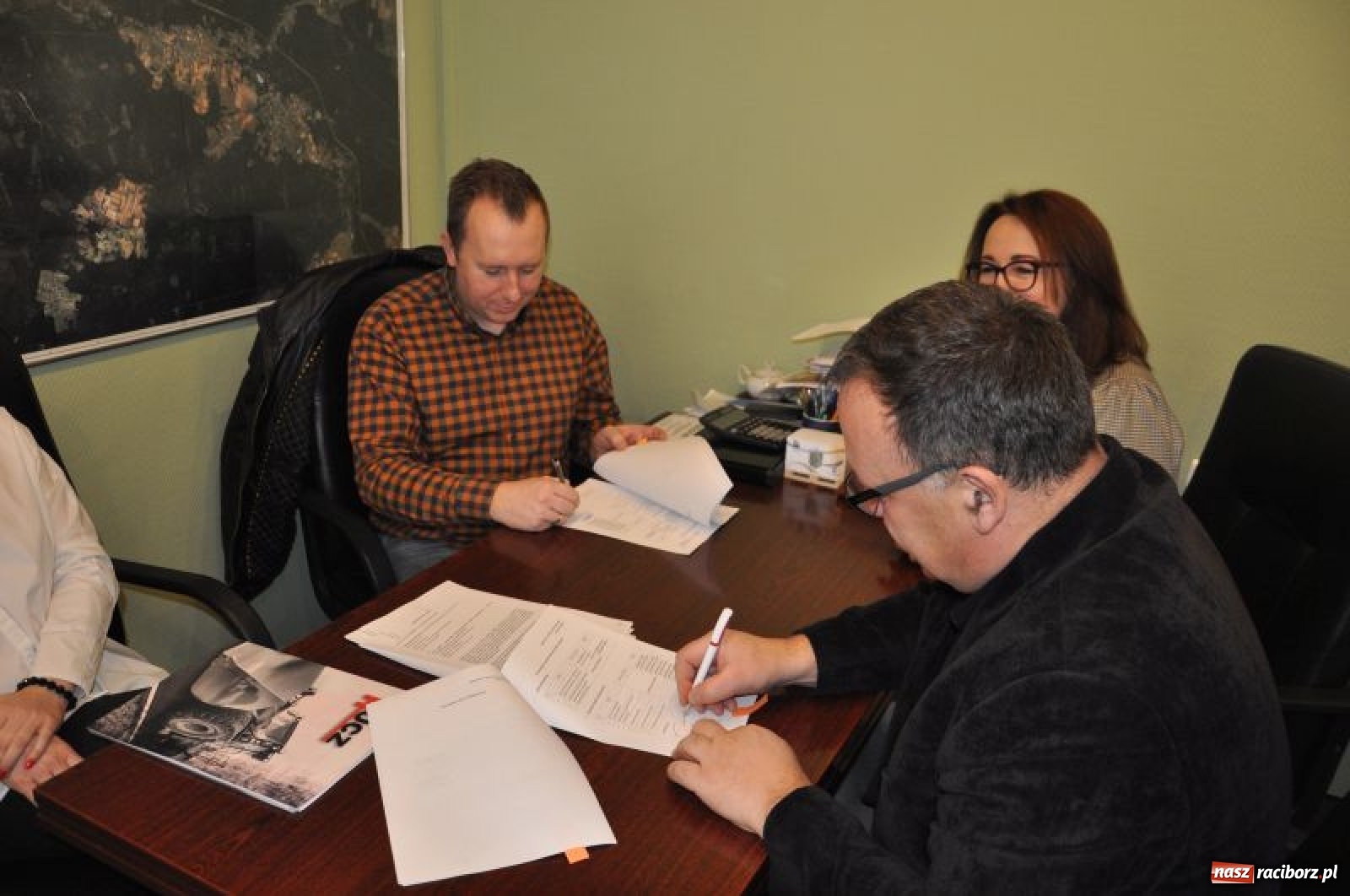 Zdjęcie w galerii na portalu naszraciborz.pl: Podpisano umowę na remont ul. Cysterskiej w Rudach wiadomości z regionu