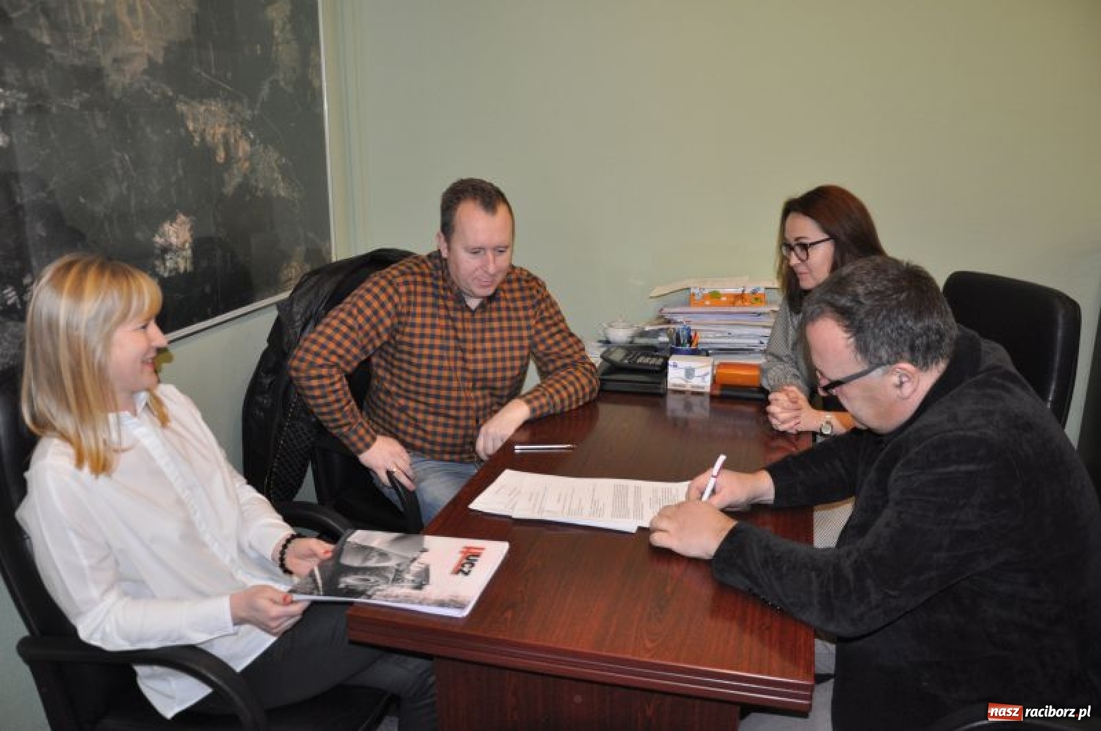 Zdjęcie w galerii na portalu naszraciborz.pl: Podpisano umowę na remont ul. Cysterskiej w Rudach wiadomości z regionu