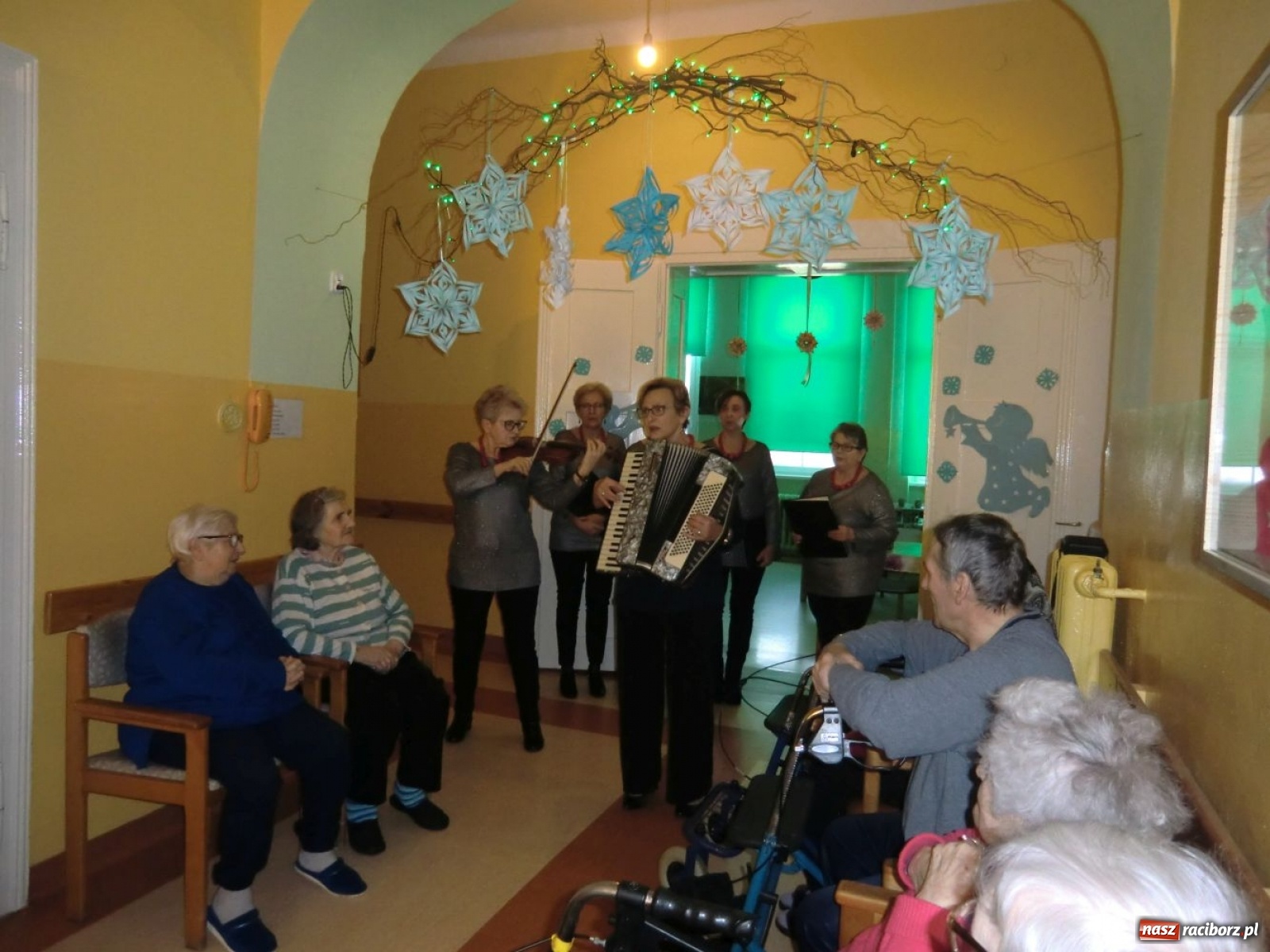 Zdjęcie w galerii na portalu naszraciborz.pl: Kolędowanie pełne wzruszeń w Krzanowicach  wiadomości z regionu