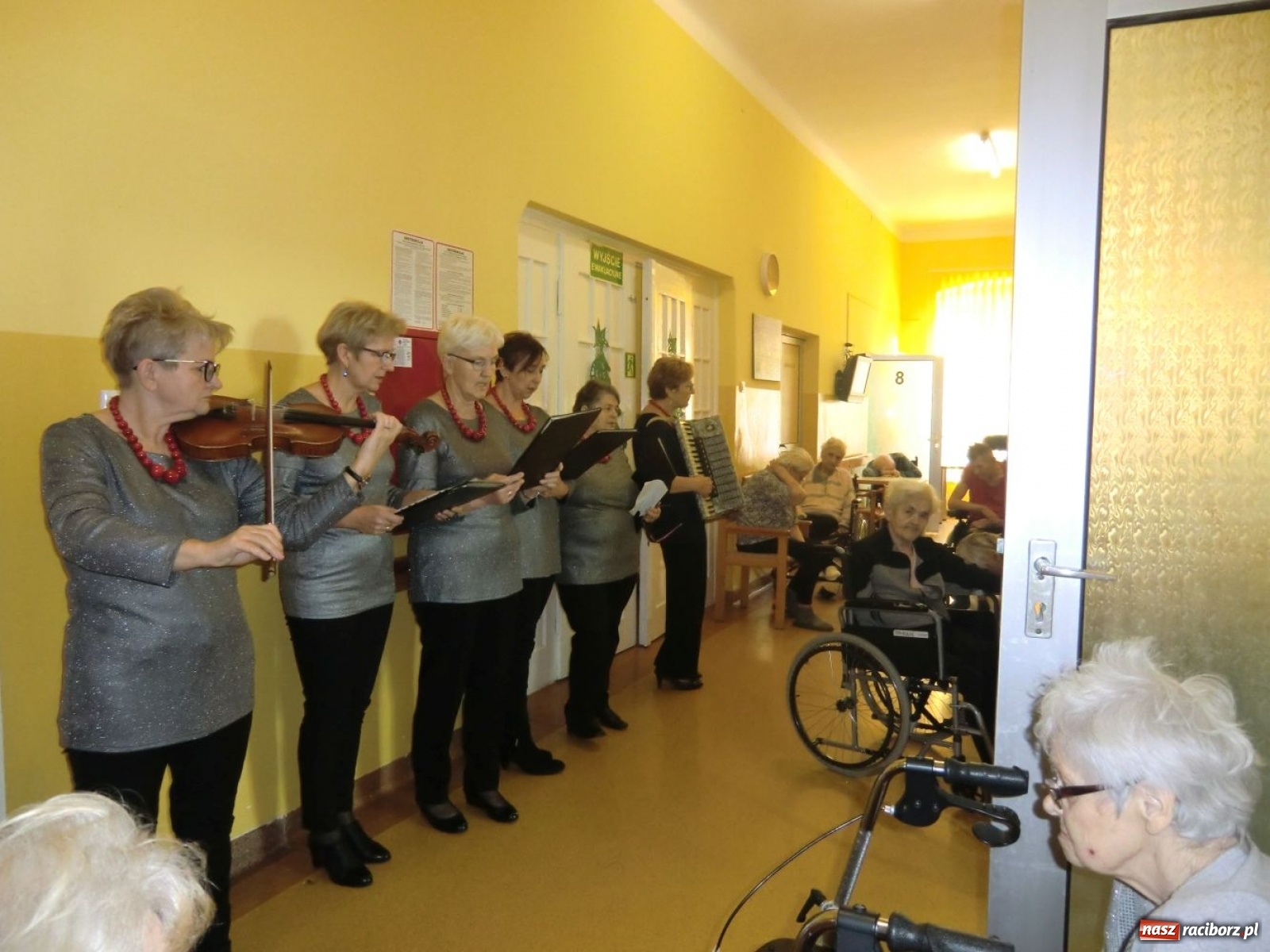 Zdjęcie w galerii na portalu naszraciborz.pl: Kolędowanie pełne wzruszeń w Krzanowicach  wiadomości z regionu