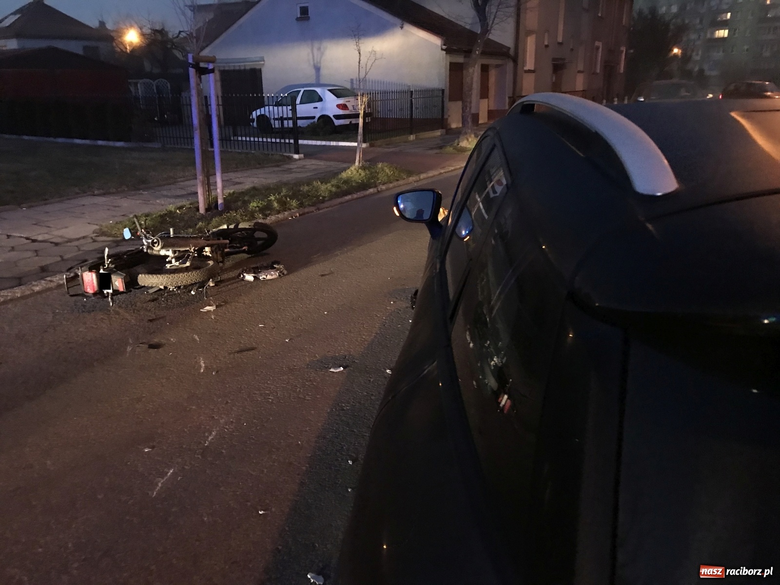 Zdjęcie w galerii na portalu naszraciborz.pl: Zderzenie renault z motocyklem na Cygarowej [FOTO] wiadomości z regionu