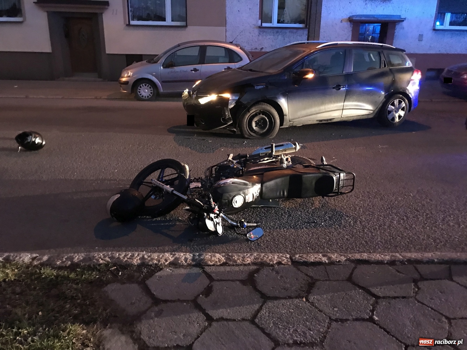 Zdjęcie w galerii na portalu naszraciborz.pl: Zderzenie renault z motocyklem na Cygarowej [FOTO] wiadomości z regionu