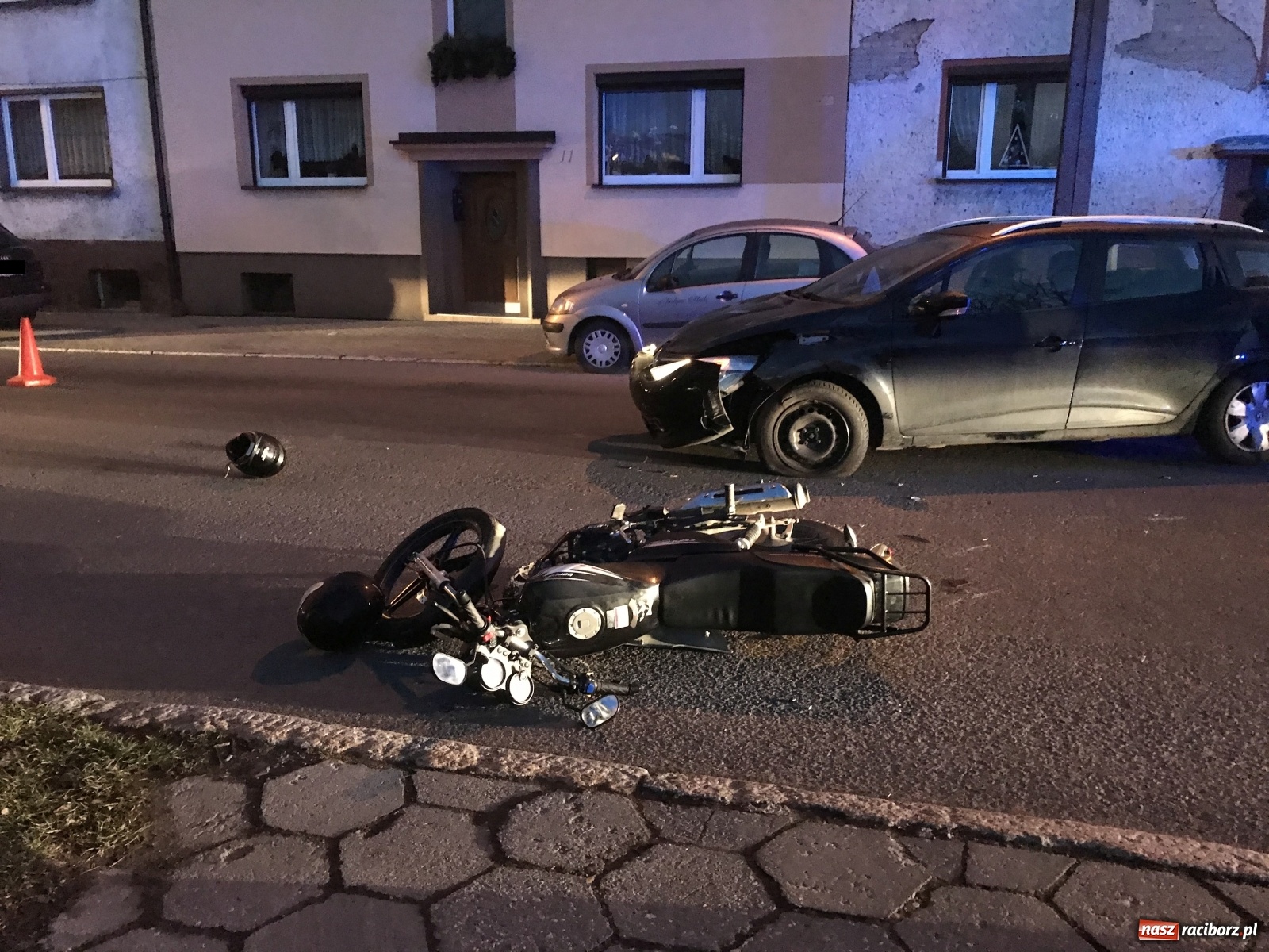 Zdjęcie w galerii na portalu naszraciborz.pl: Zderzenie renault z motocyklem na Cygarowej [FOTO] wiadomości z regionu