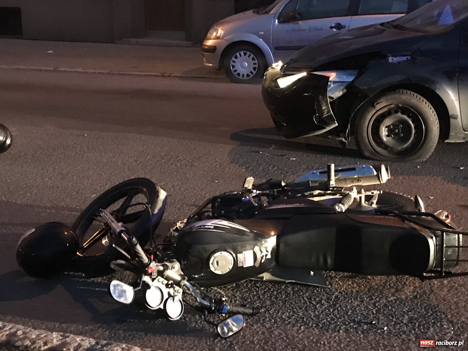 Zdjęcie w galerii na portalu naszraciborz.pl: Zderzenie renault z motocyklem na Cygarowej [FOTO] wiadomości z regionu