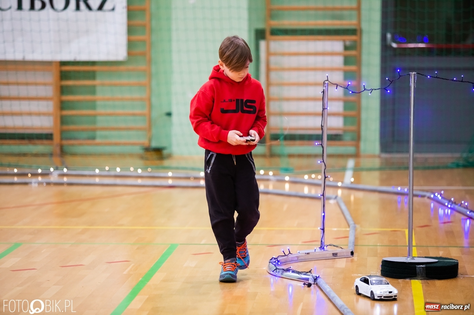 Zdjęcie w galerii na portalu naszraciborz.pl: Mistrzostwa Raciborza Aut Zdalnie Sterowanych w Arenie Rafako wiadomości z regionu