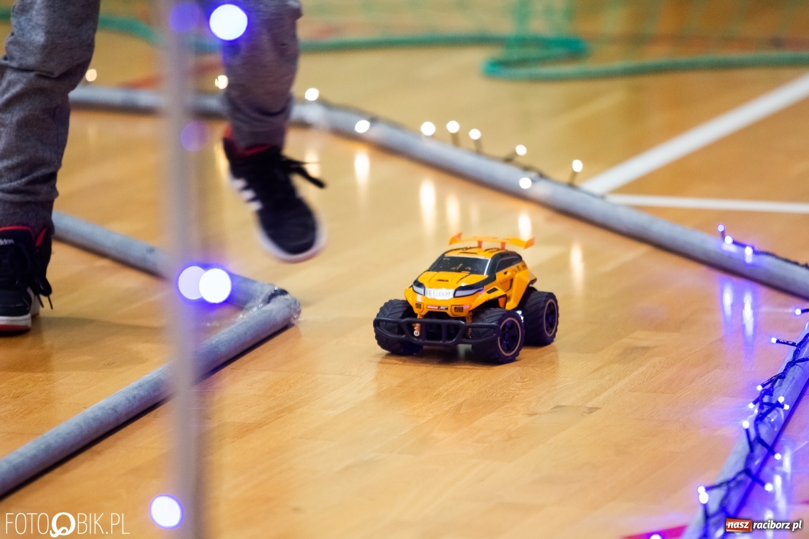 Zdjęcie w galerii na portalu naszraciborz.pl: Mistrzostwa Raciborza Aut Zdalnie Sterowanych w Arenie Rafako wiadomości z regionu