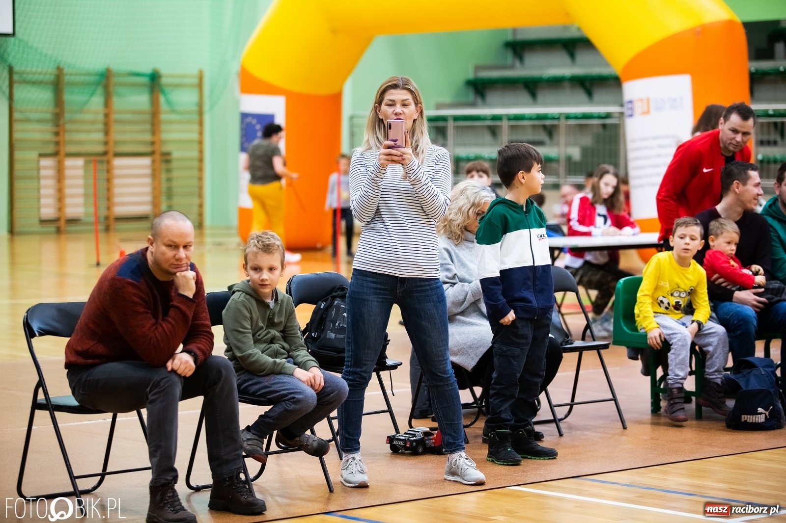 Zdjęcie w galerii na portalu naszraciborz.pl: Mistrzostwa Raciborza Aut Zdalnie Sterowanych w Arenie Rafako wiadomości z regionu
