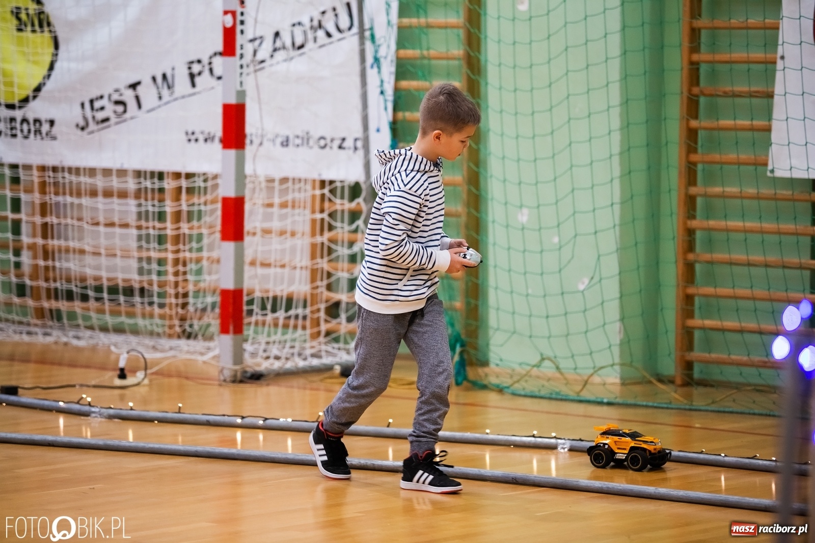 Zdjęcie w galerii na portalu naszraciborz.pl: Mistrzostwa Raciborza Aut Zdalnie Sterowanych w Arenie Rafako wiadomości z regionu