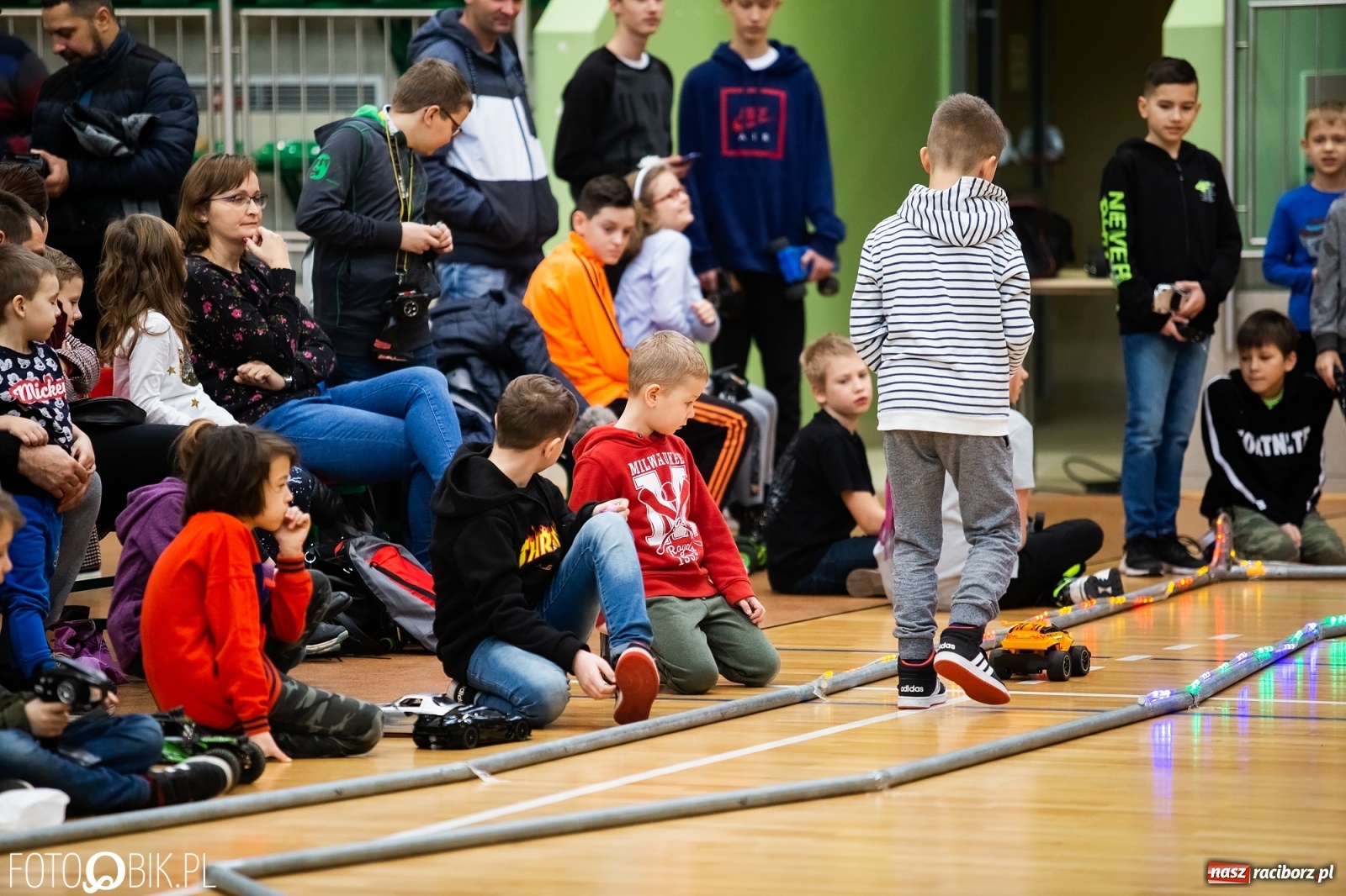 Zdjęcie w galerii na portalu naszraciborz.pl: Mistrzostwa Raciborza Aut Zdalnie Sterowanych w Arenie Rafako wiadomości z regionu