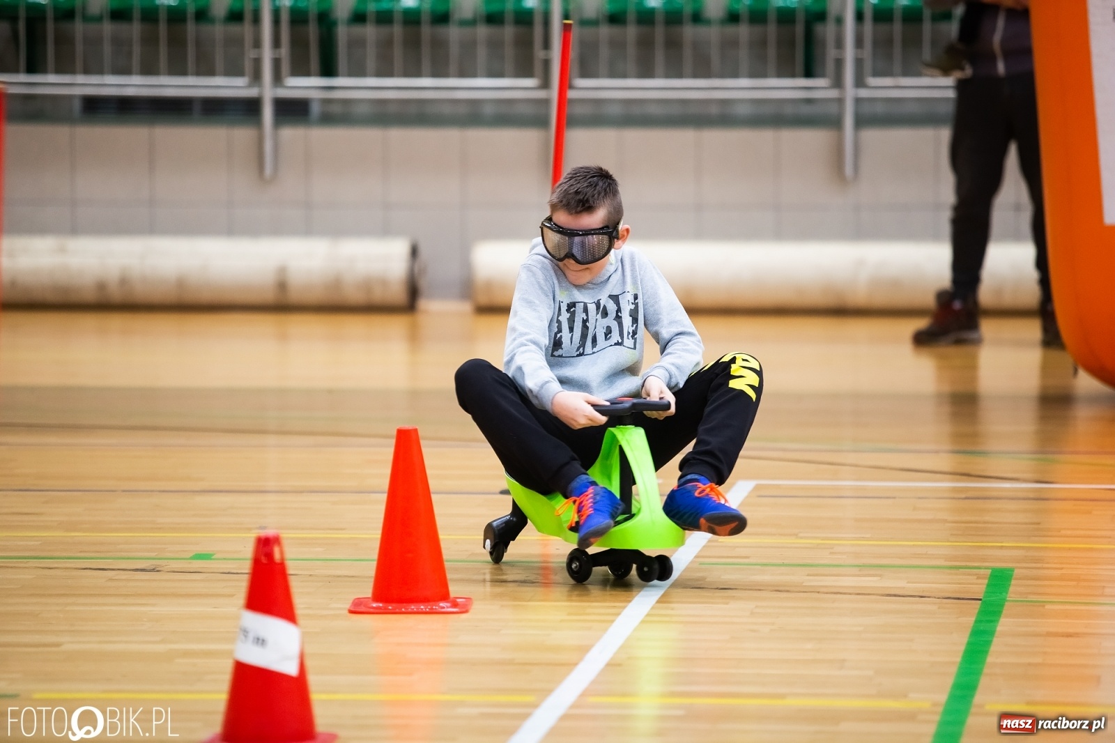 Zdjęcie w galerii na portalu naszraciborz.pl: Mistrzostwa Raciborza Aut Zdalnie Sterowanych w Arenie Rafako wiadomości z regionu