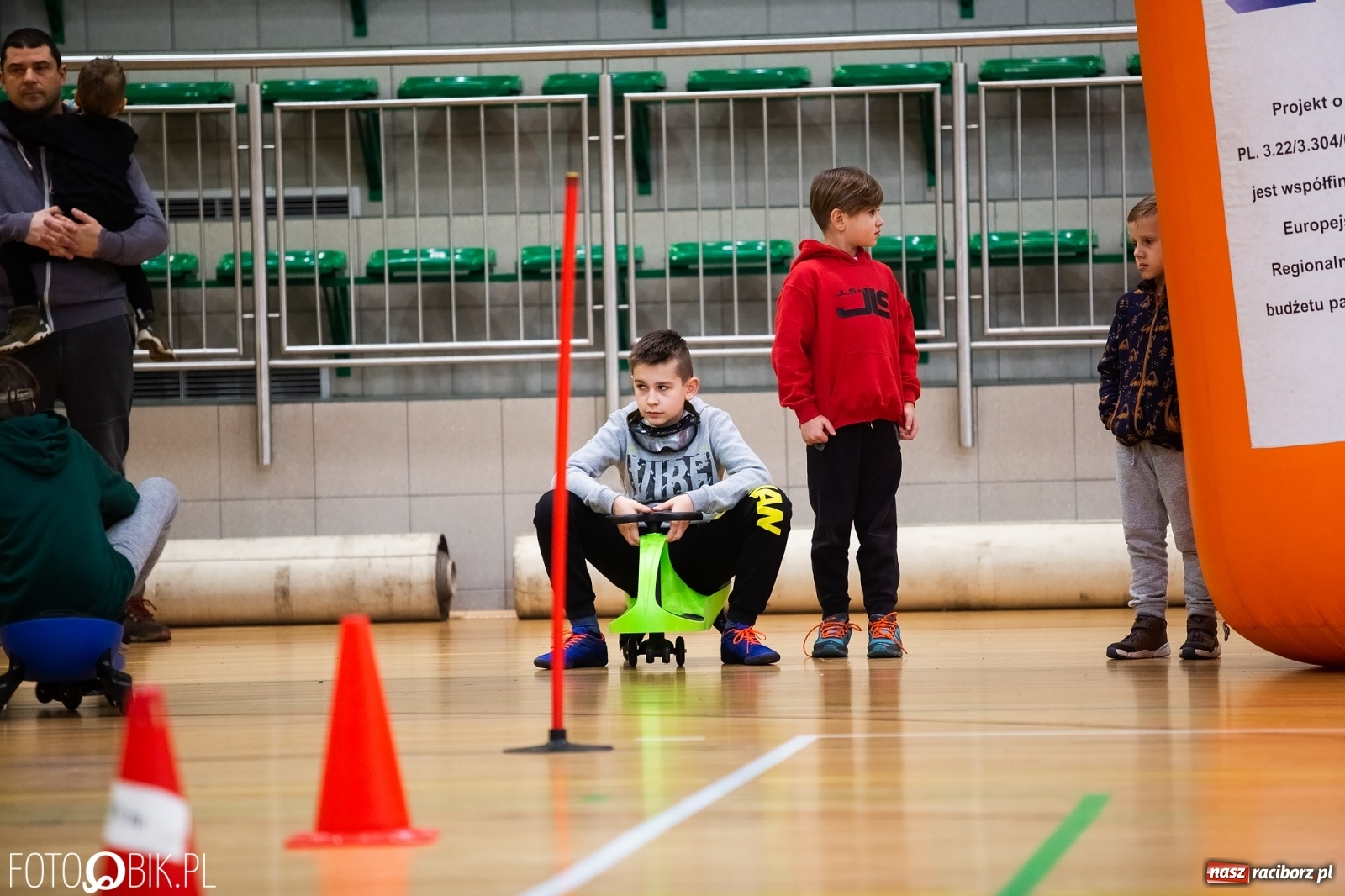 Zdjęcie w galerii na portalu naszraciborz.pl: Mistrzostwa Raciborza Aut Zdalnie Sterowanych w Arenie Rafako wiadomości z regionu