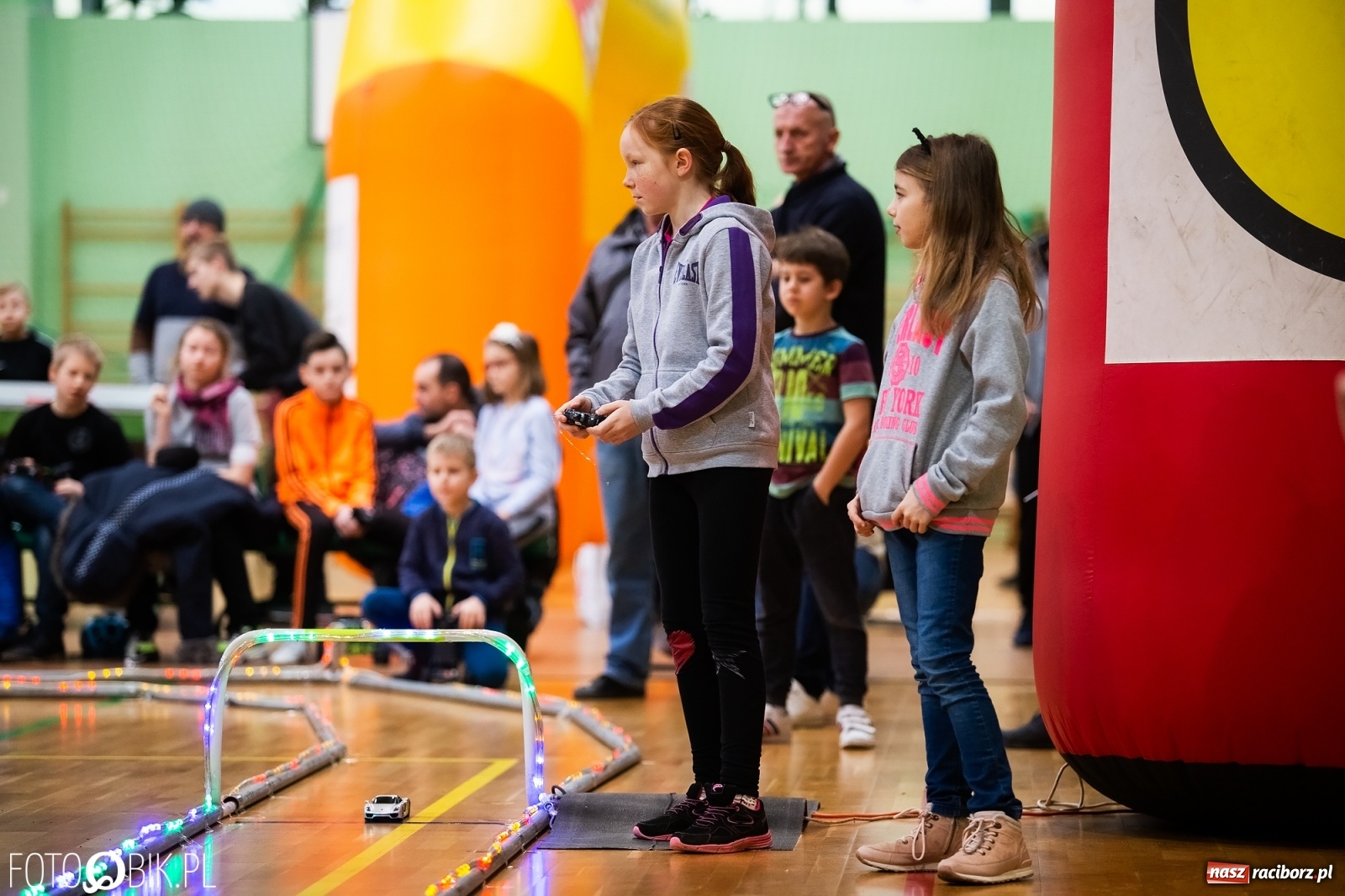 Zdjęcie w galerii na portalu naszraciborz.pl: Mistrzostwa Raciborza Aut Zdalnie Sterowanych w Arenie Rafako wiadomości z regionu
