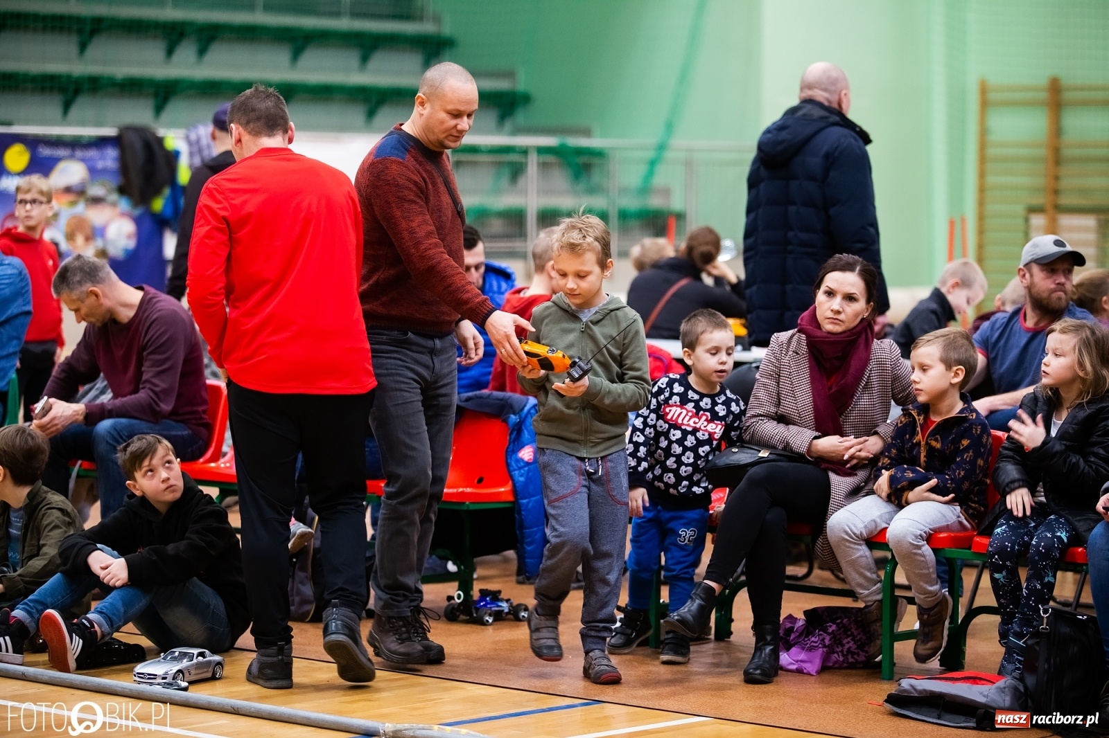 Zdjęcie w galerii na portalu naszraciborz.pl: Mistrzostwa Raciborza Aut Zdalnie Sterowanych w Arenie Rafako wiadomości z regionu