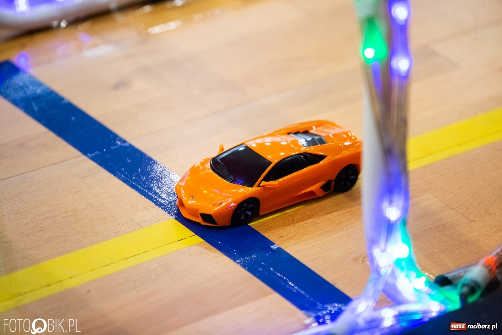 Zdjęcie w galerii na portalu naszraciborz.pl: Mistrzostwa Raciborza Aut Zdalnie Sterowanych w Arenie Rafako wiadomości z regionu