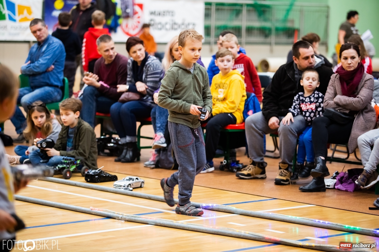 Zdjęcie w galerii na portalu naszraciborz.pl: Mistrzostwa Raciborza Aut Zdalnie Sterowanych w Arenie Rafako wiadomości z regionu