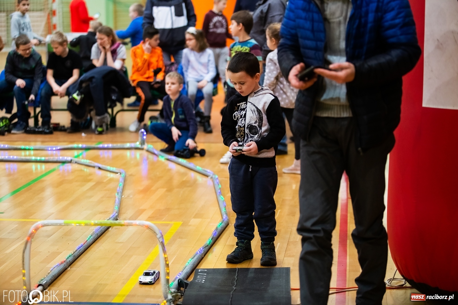 Zdjęcie w galerii na portalu naszraciborz.pl: Mistrzostwa Raciborza Aut Zdalnie Sterowanych w Arenie Rafako wiadomości z regionu