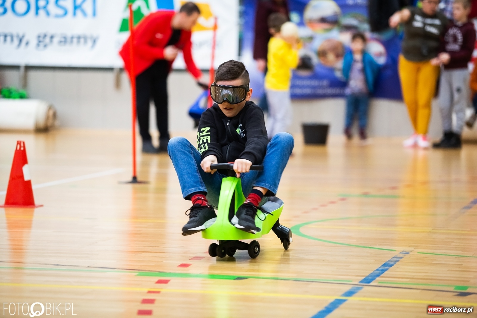 Zdjęcie w galerii na portalu naszraciborz.pl: Mistrzostwa Raciborza Aut Zdalnie Sterowanych w Arenie Rafako wiadomości z regionu