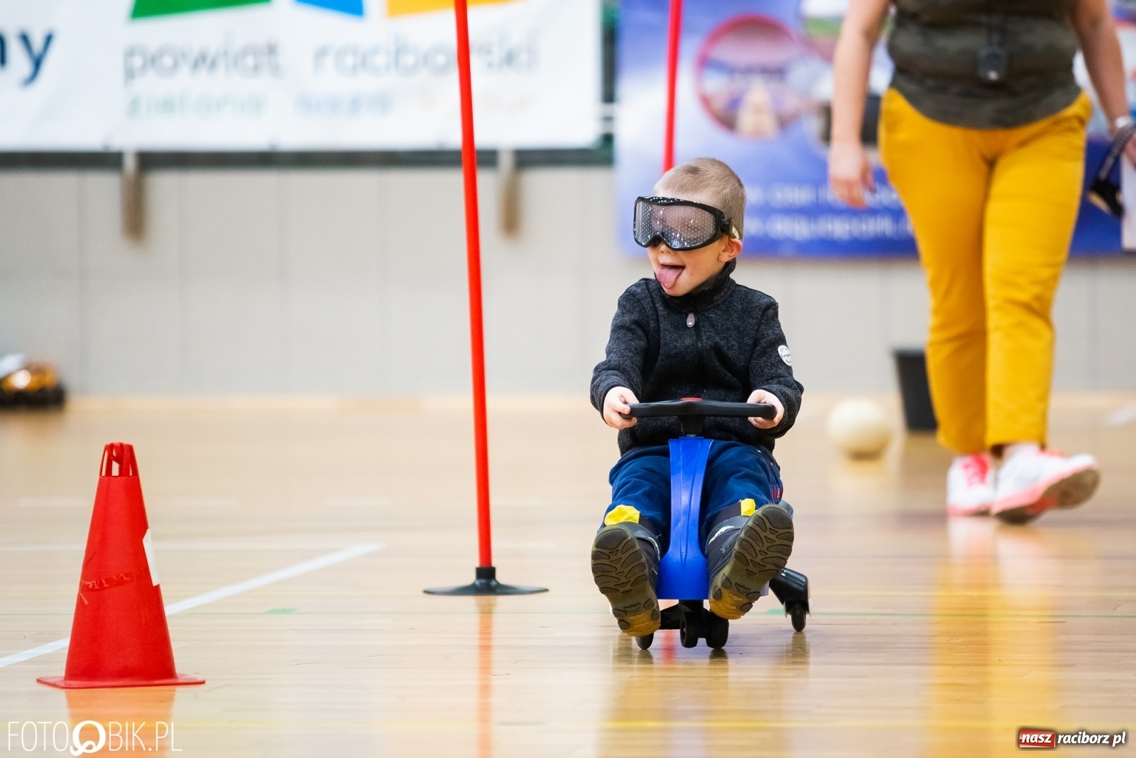 Zdjęcie w galerii na portalu naszraciborz.pl: Mistrzostwa Raciborza Aut Zdalnie Sterowanych w Arenie Rafako wiadomości z regionu