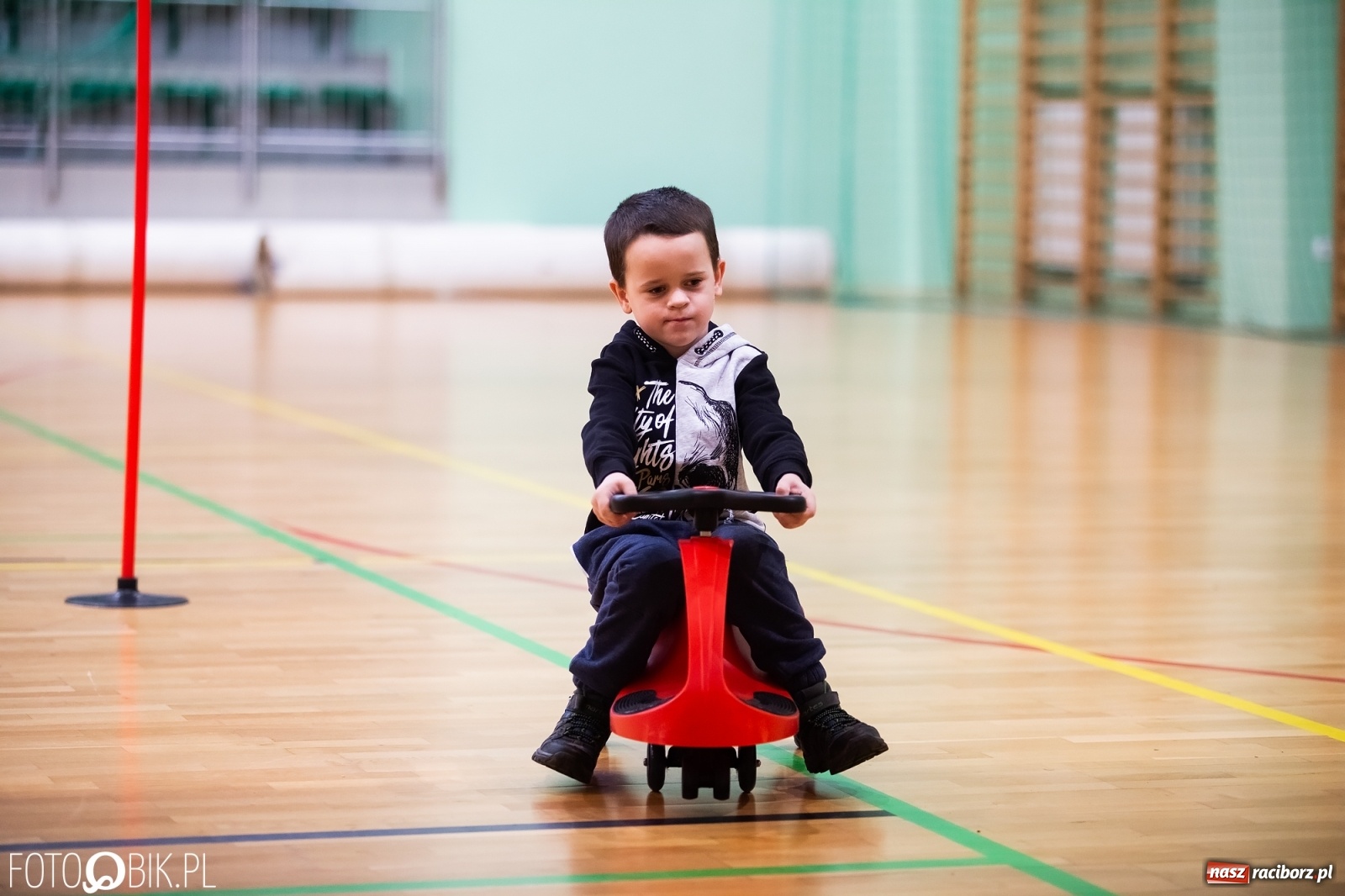 Zdjęcie w galerii na portalu naszraciborz.pl: Mistrzostwa Raciborza Aut Zdalnie Sterowanych w Arenie Rafako wiadomości z regionu