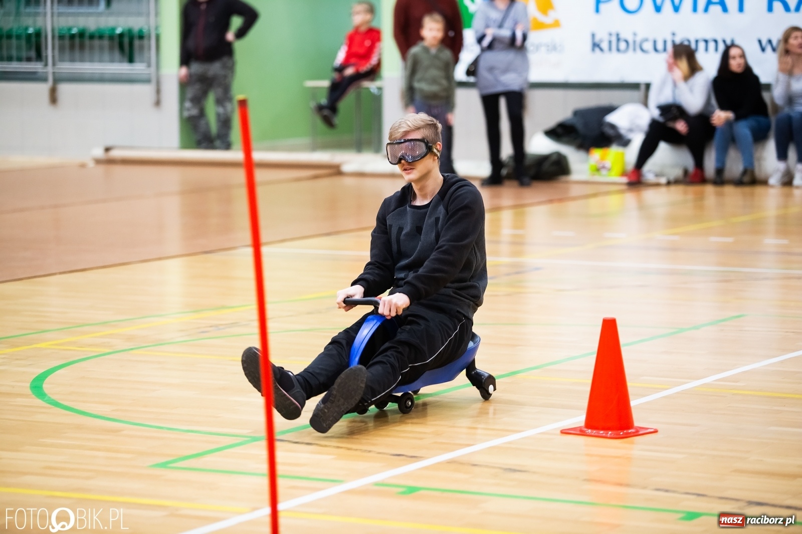 Zdjęcie w galerii na portalu naszraciborz.pl: Mistrzostwa Raciborza Aut Zdalnie Sterowanych w Arenie Rafako wiadomości z regionu