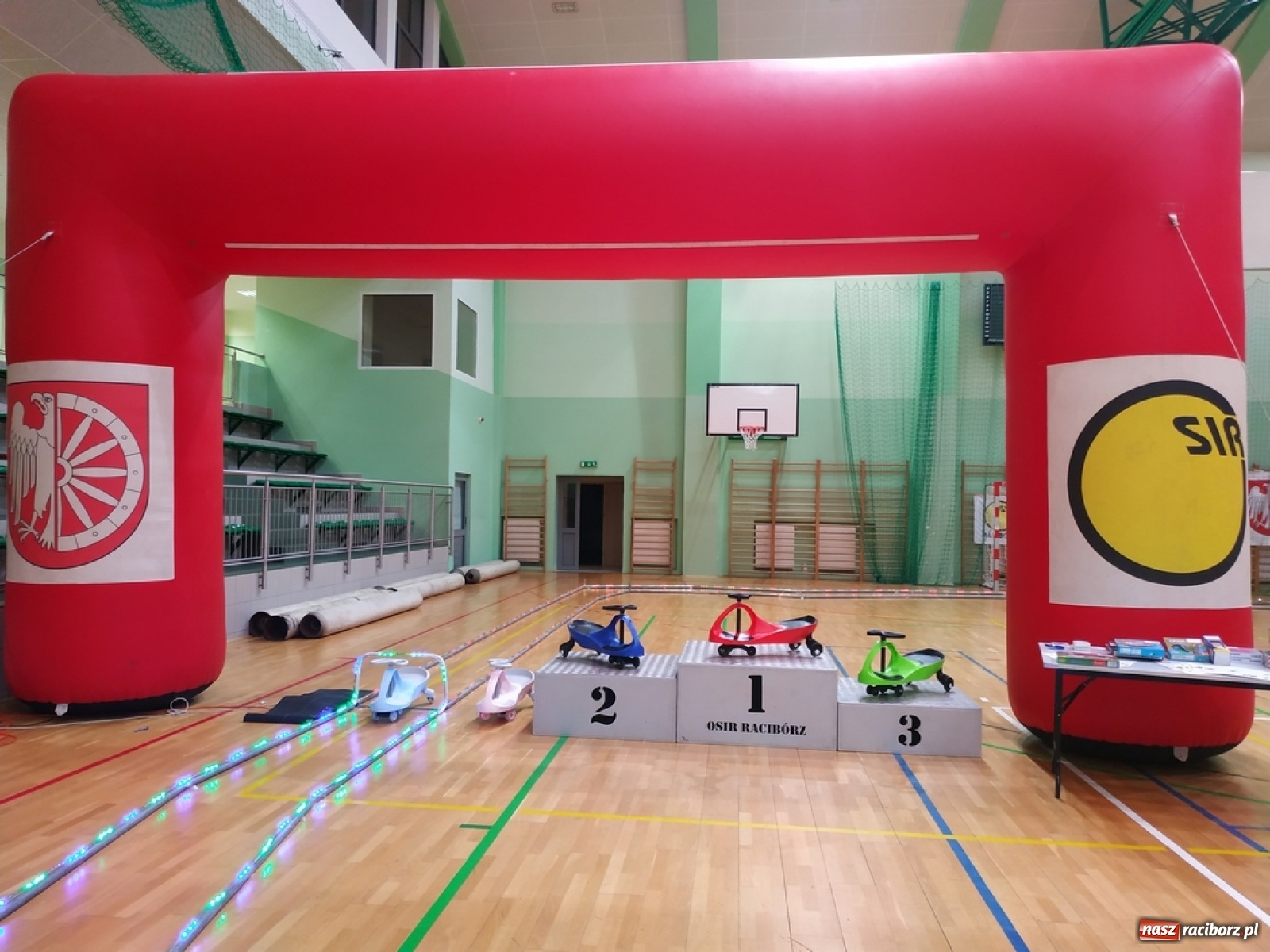 Zdjęcie w galerii na portalu naszraciborz.pl: Mistrzostwa Raciborza Aut Zdalnie Sterowanych w Arenie Rafako wiadomości z regionu