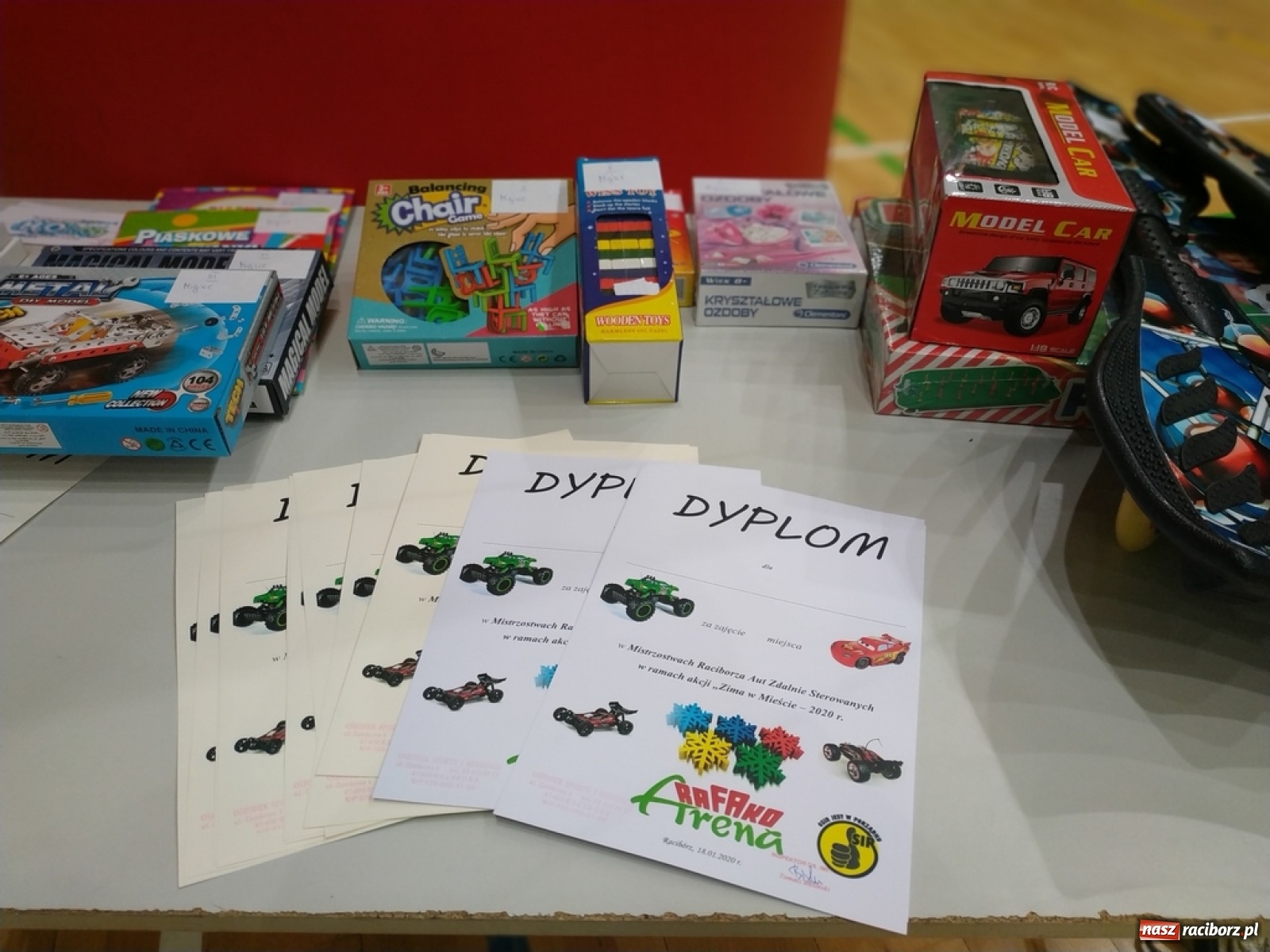 Zdjęcie w galerii na portalu naszraciborz.pl: Mistrzostwa Raciborza Aut Zdalnie Sterowanych w Arenie Rafako wiadomości z regionu