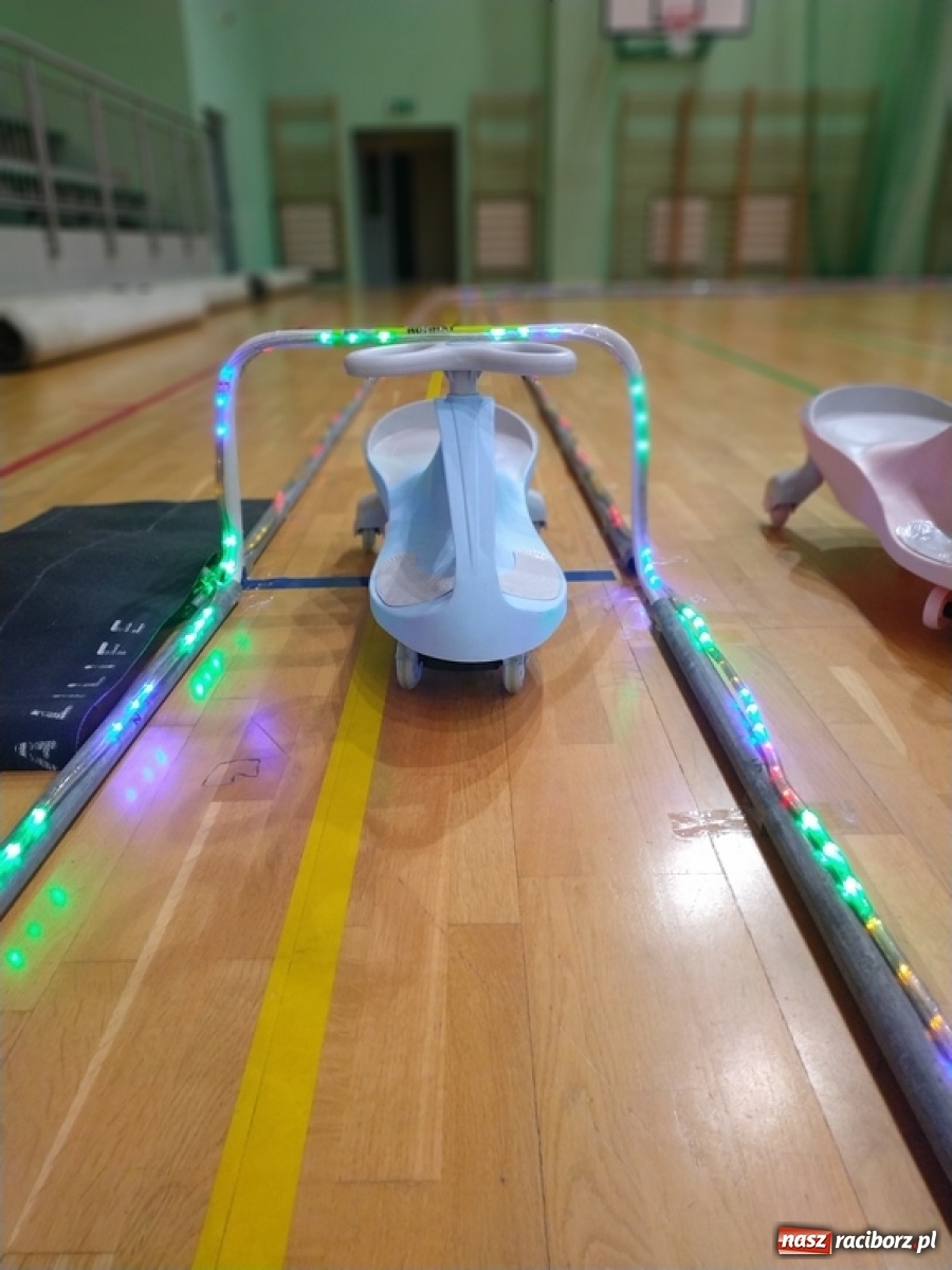 Zdjęcie w galerii na portalu naszraciborz.pl: Mistrzostwa Raciborza Aut Zdalnie Sterowanych w Arenie Rafako wiadomości z regionu