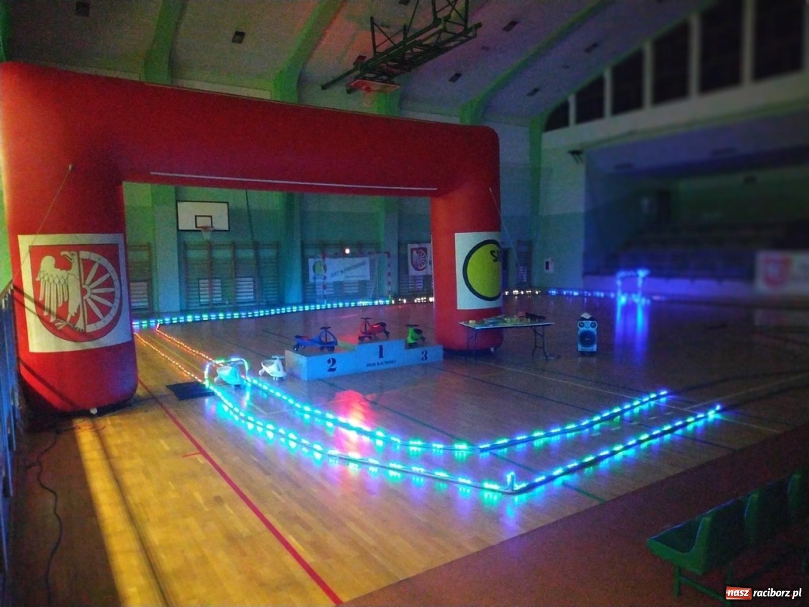 Zdjęcie w galerii na portalu naszraciborz.pl: Mistrzostwa Raciborza Aut Zdalnie Sterowanych w Arenie Rafako wiadomości z regionu