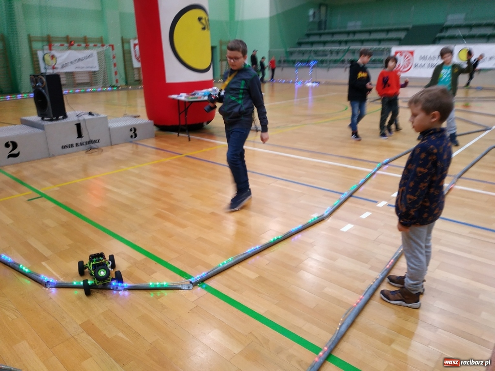 Zdjęcie w galerii na portalu naszraciborz.pl: Mistrzostwa Raciborza Aut Zdalnie Sterowanych w Arenie Rafako wiadomości z regionu