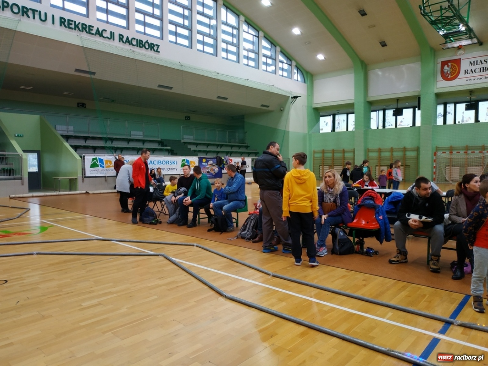 Zdjęcie w galerii na portalu naszraciborz.pl: Mistrzostwa Raciborza Aut Zdalnie Sterowanych w Arenie Rafako wiadomości z regionu