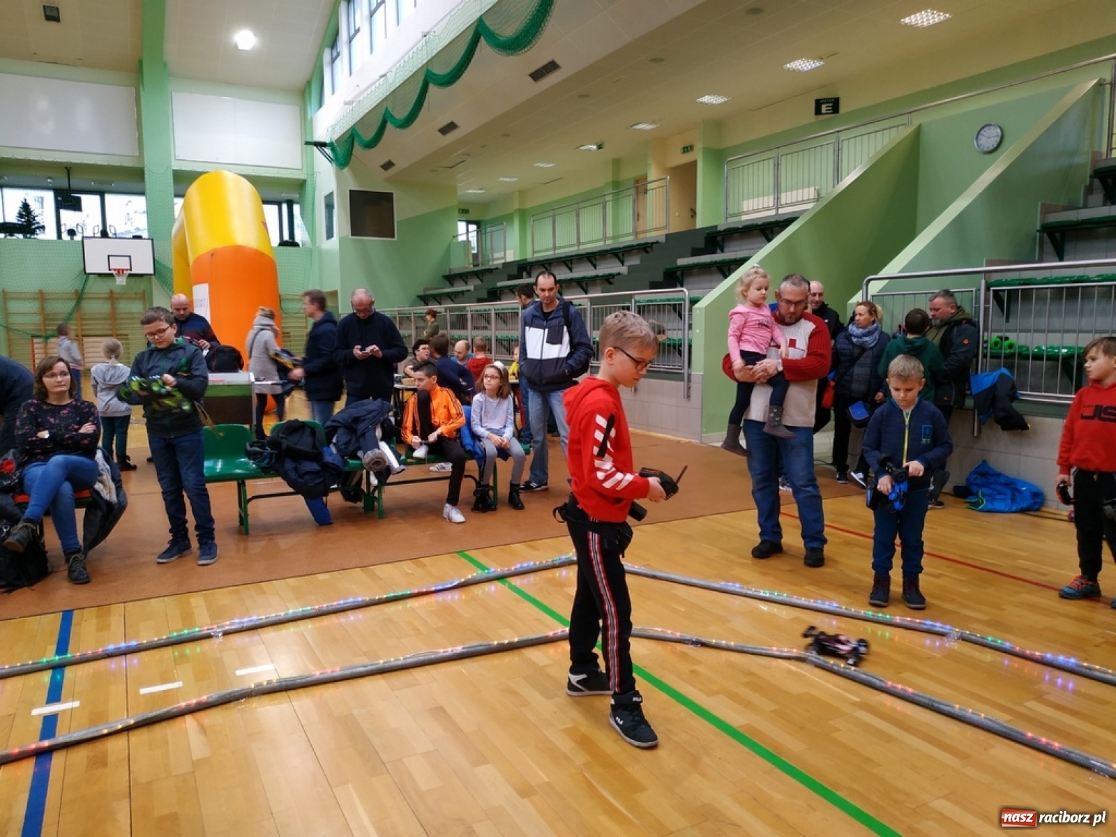 Zdjęcie w galerii na portalu naszraciborz.pl: Mistrzostwa Raciborza Aut Zdalnie Sterowanych w Arenie Rafako wiadomości z regionu