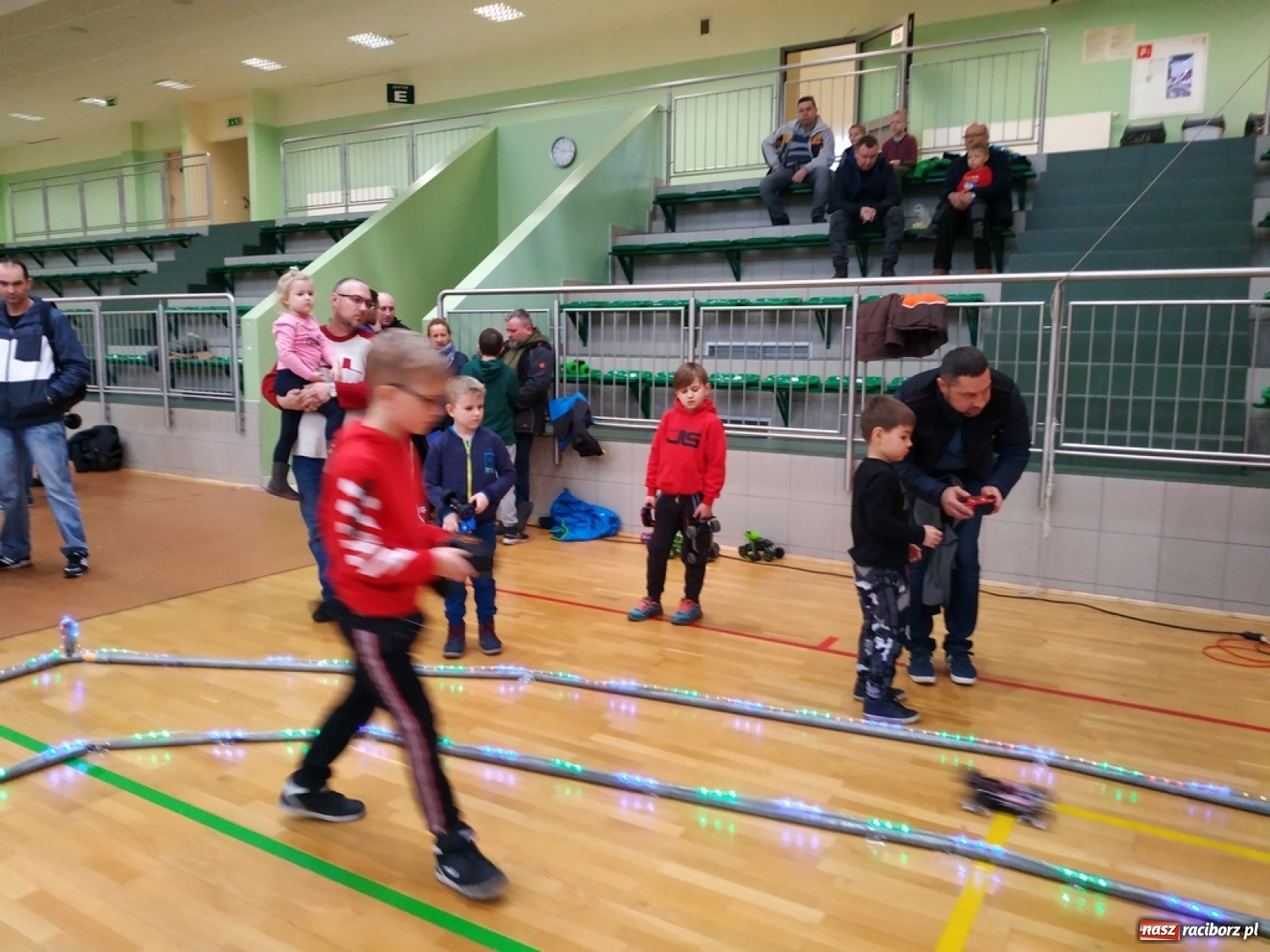 Zdjęcie w galerii na portalu naszraciborz.pl: Mistrzostwa Raciborza Aut Zdalnie Sterowanych w Arenie Rafako wiadomości z regionu