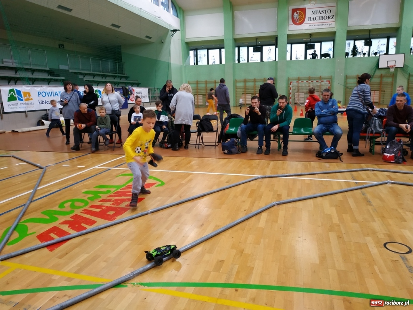 Zdjęcie w galerii na portalu naszraciborz.pl: Mistrzostwa Raciborza Aut Zdalnie Sterowanych w Arenie Rafako wiadomości z regionu