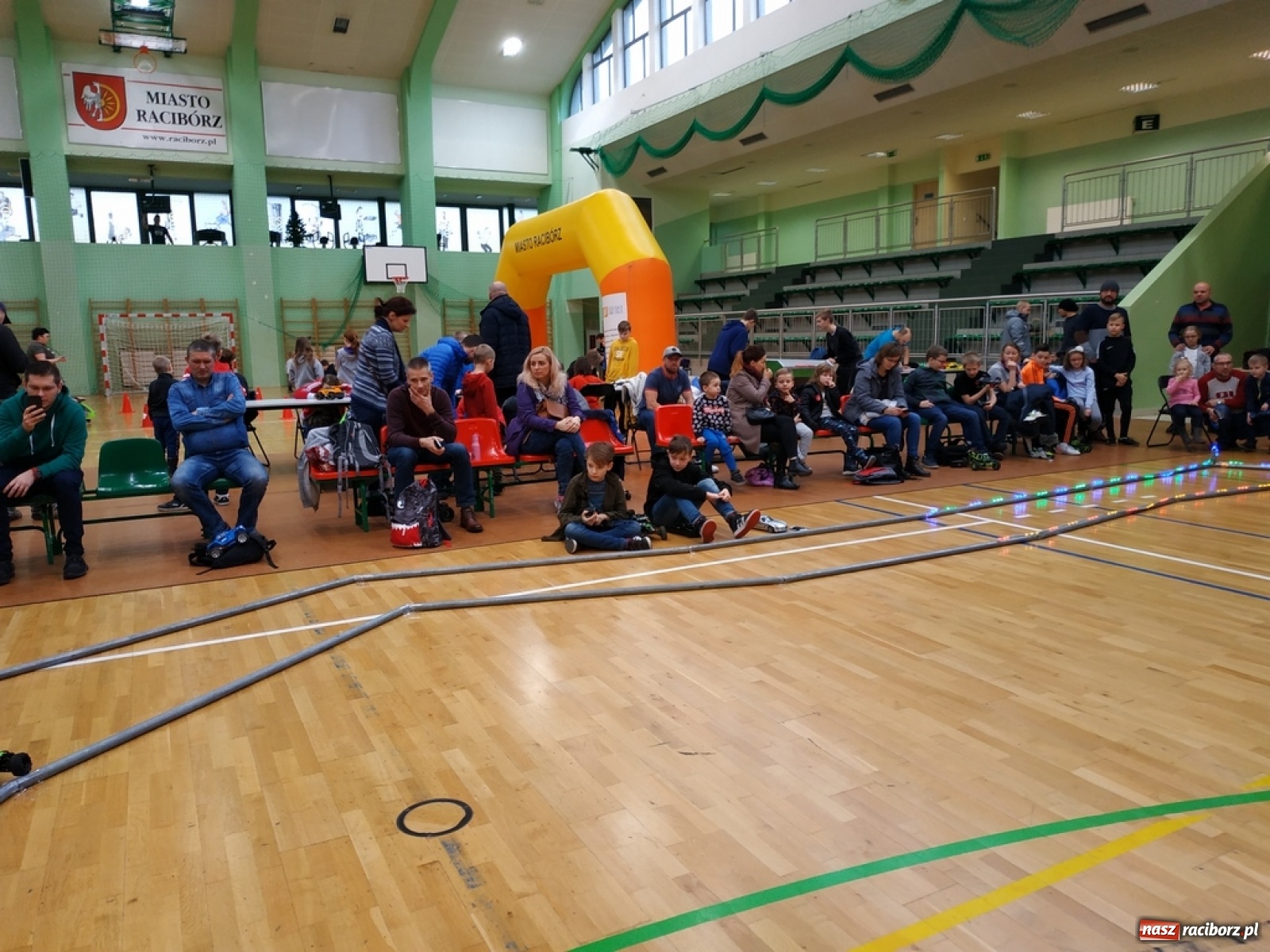 Zdjęcie w galerii na portalu naszraciborz.pl: Mistrzostwa Raciborza Aut Zdalnie Sterowanych w Arenie Rafako wiadomości z regionu