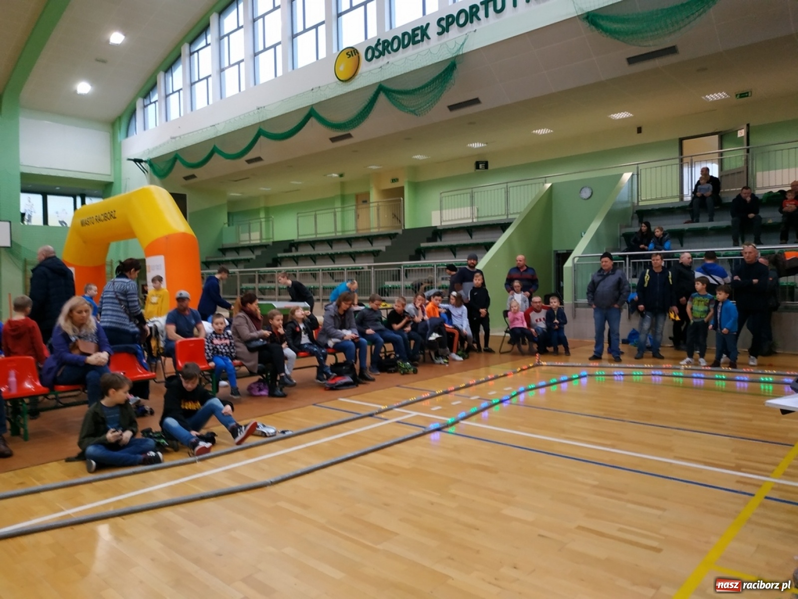 Zdjęcie w galerii na portalu naszraciborz.pl: Mistrzostwa Raciborza Aut Zdalnie Sterowanych w Arenie Rafako wiadomości z regionu