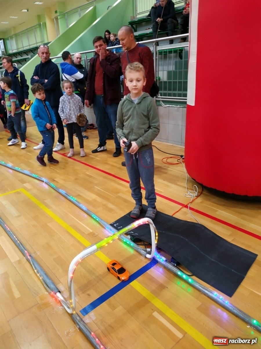 Zdjęcie w galerii na portalu naszraciborz.pl: Mistrzostwa Raciborza Aut Zdalnie Sterowanych w Arenie Rafako wiadomości z regionu