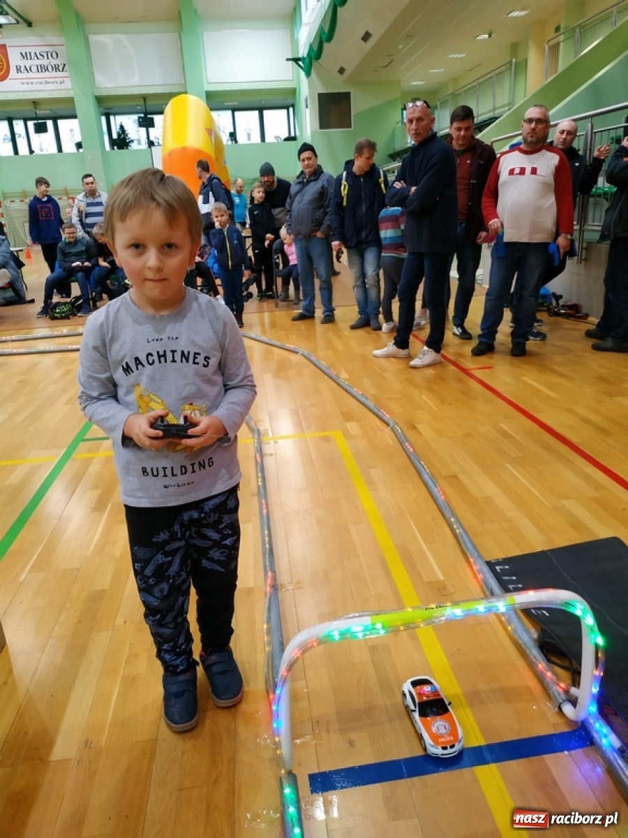 Zdjęcie w galerii na portalu naszraciborz.pl: Mistrzostwa Raciborza Aut Zdalnie Sterowanych w Arenie Rafako wiadomości z regionu