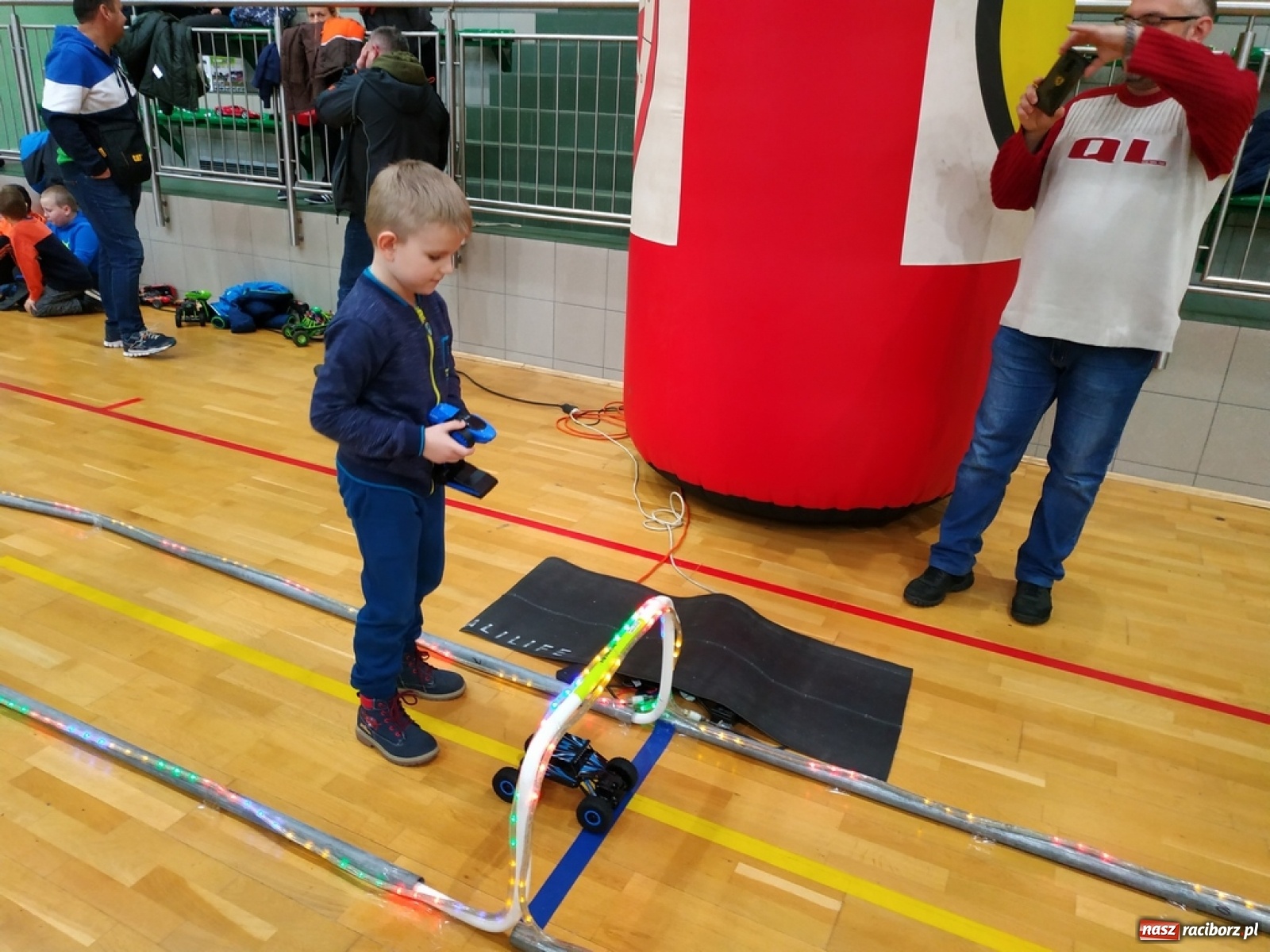 Zdjęcie w galerii na portalu naszraciborz.pl: Mistrzostwa Raciborza Aut Zdalnie Sterowanych w Arenie Rafako wiadomości z regionu