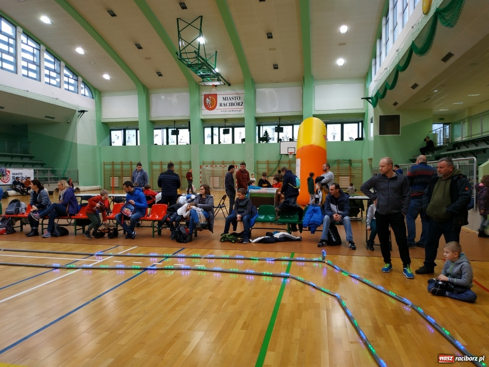 Zdjęcie w galerii na portalu naszraciborz.pl: Mistrzostwa Raciborza Aut Zdalnie Sterowanych w Arenie Rafako wiadomości z regionu