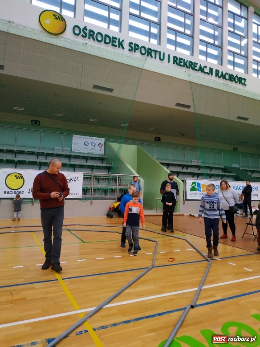 Zdjęcie w galerii na portalu naszraciborz.pl: Mistrzostwa Raciborza Aut Zdalnie Sterowanych w Arenie Rafako wiadomości z regionu