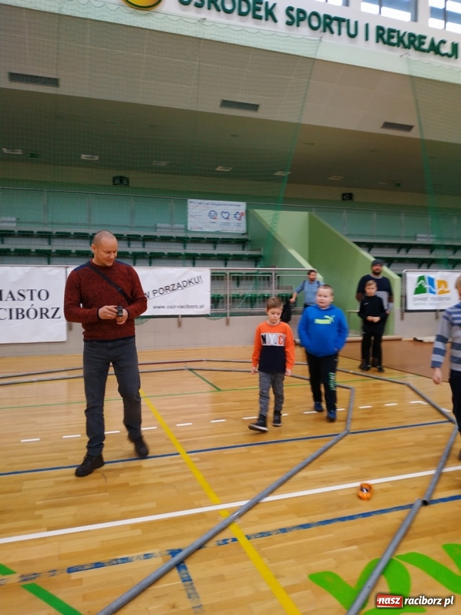 Zdjęcie w galerii na portalu naszraciborz.pl: Mistrzostwa Raciborza Aut Zdalnie Sterowanych w Arenie Rafako wiadomości z regionu