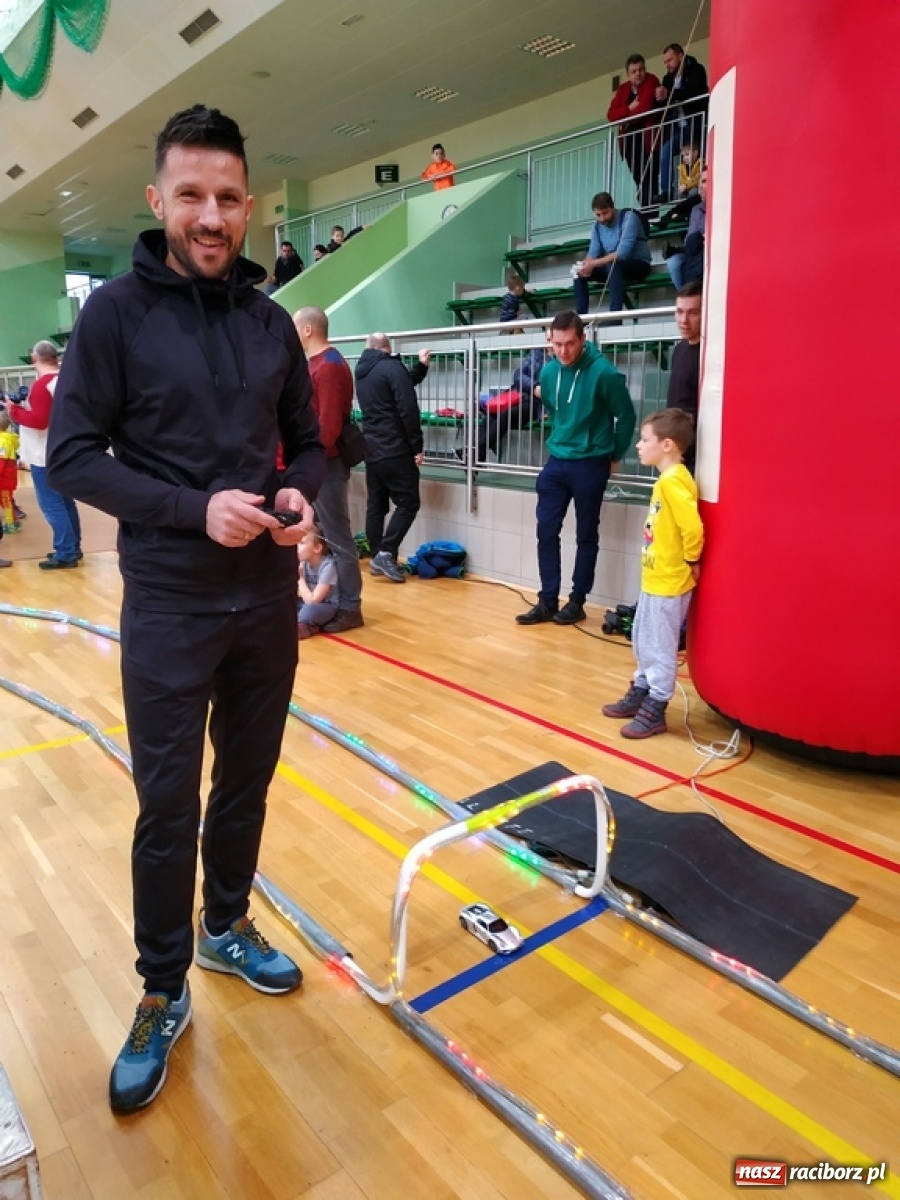 Zdjęcie w galerii na portalu naszraciborz.pl: Mistrzostwa Raciborza Aut Zdalnie Sterowanych w Arenie Rafako wiadomości z regionu