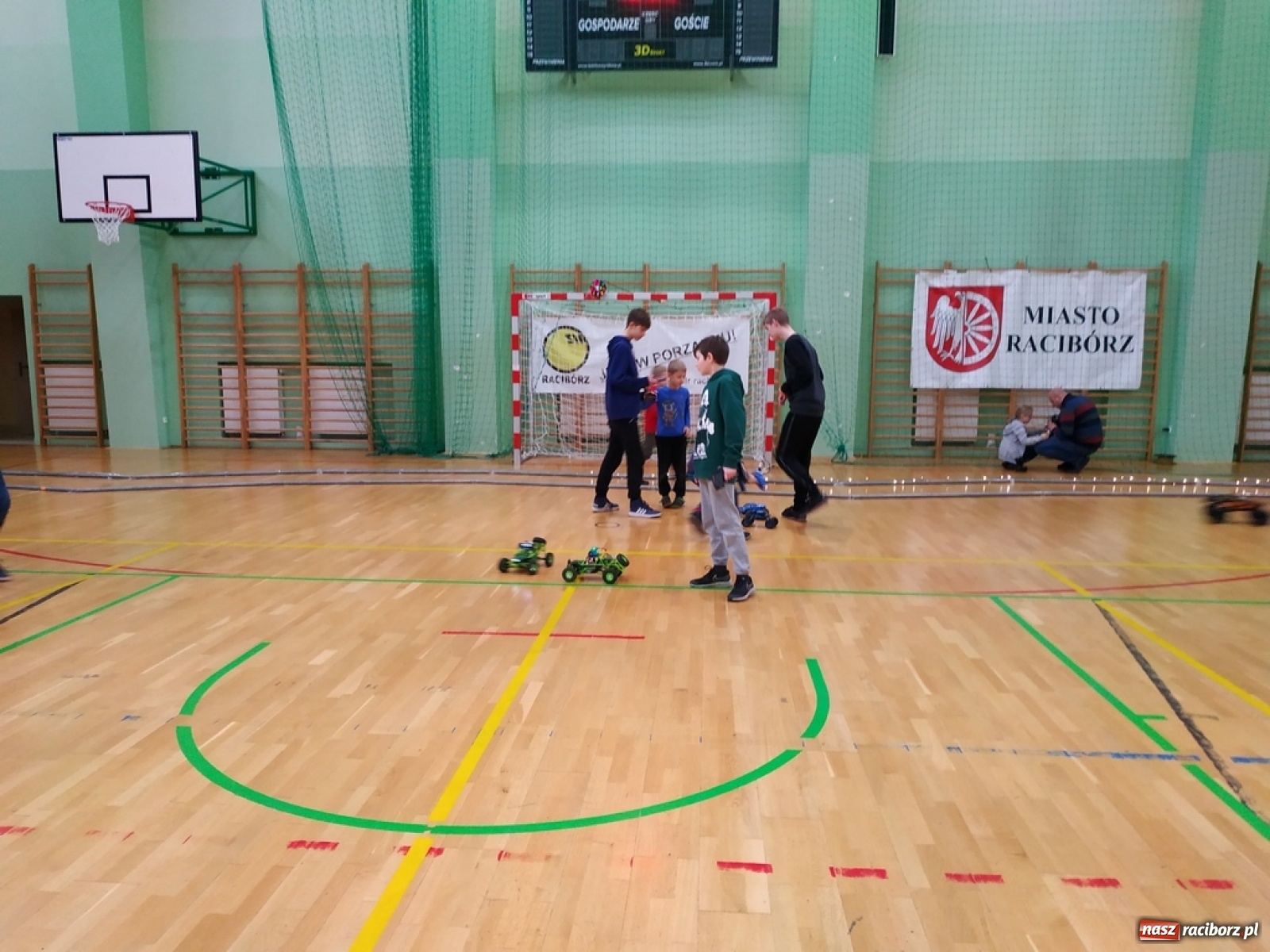 Zdjęcie w galerii na portalu naszraciborz.pl: Mistrzostwa Raciborza Aut Zdalnie Sterowanych w Arenie Rafako wiadomości z regionu