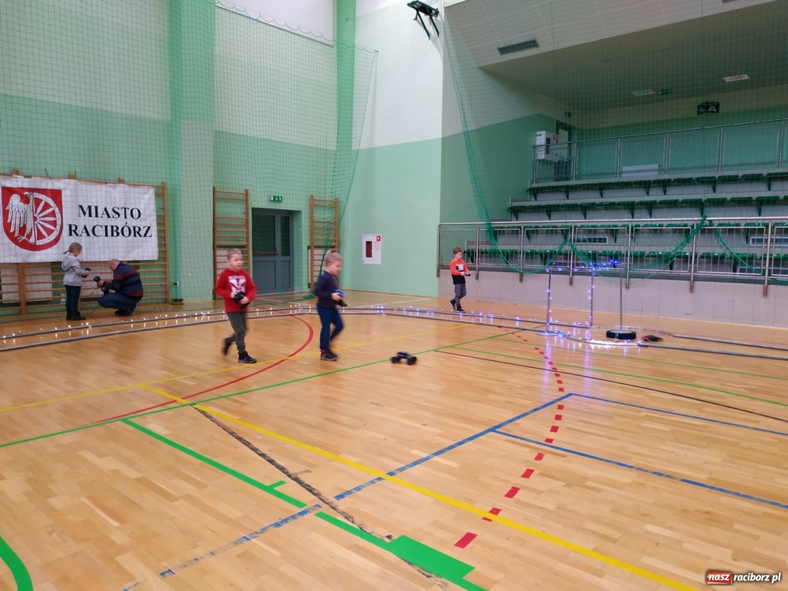 Zdjęcie w galerii na portalu naszraciborz.pl: Mistrzostwa Raciborza Aut Zdalnie Sterowanych w Arenie Rafako wiadomości z regionu