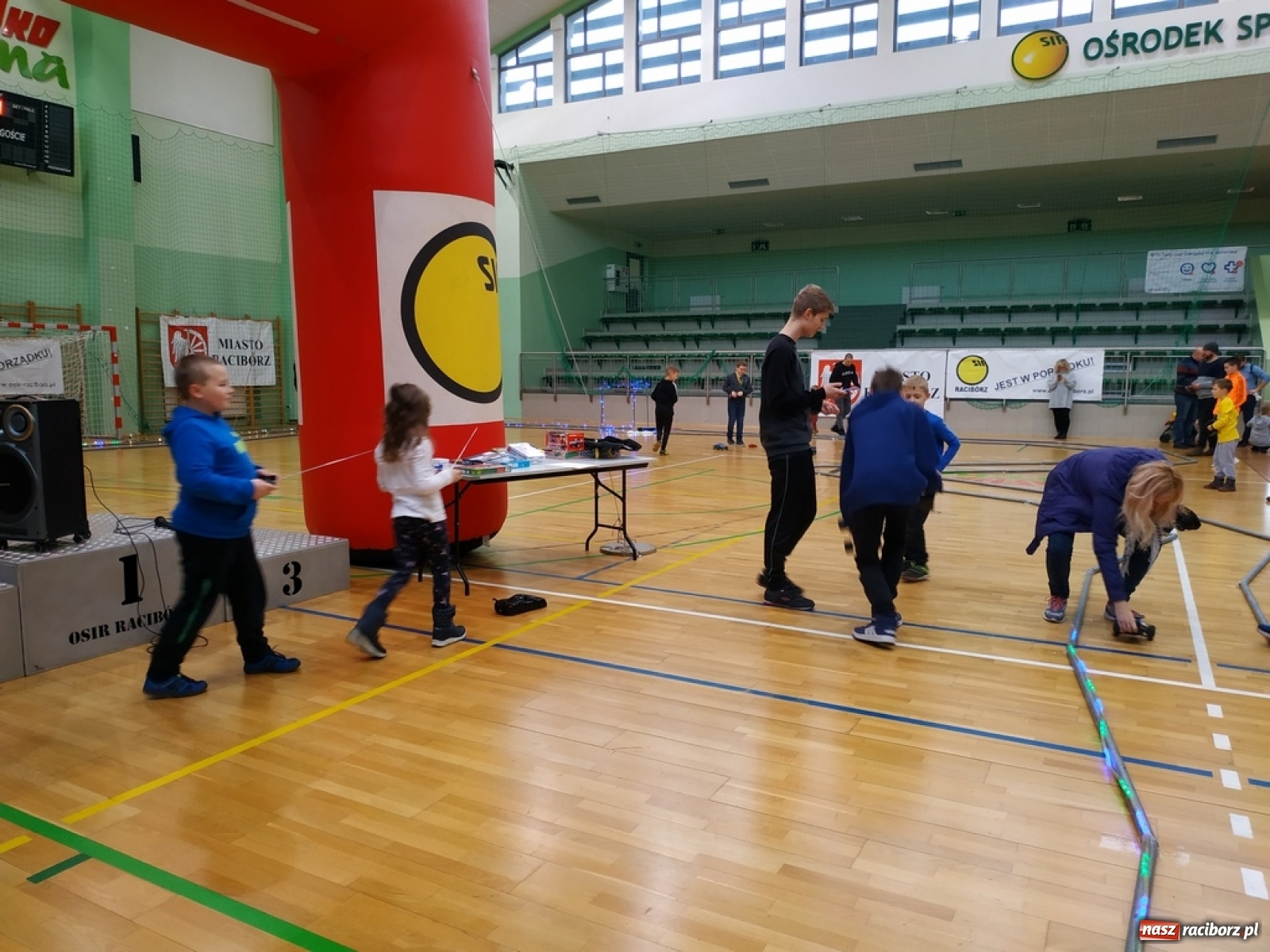 Zdjęcie w galerii na portalu naszraciborz.pl: Mistrzostwa Raciborza Aut Zdalnie Sterowanych w Arenie Rafako wiadomości z regionu