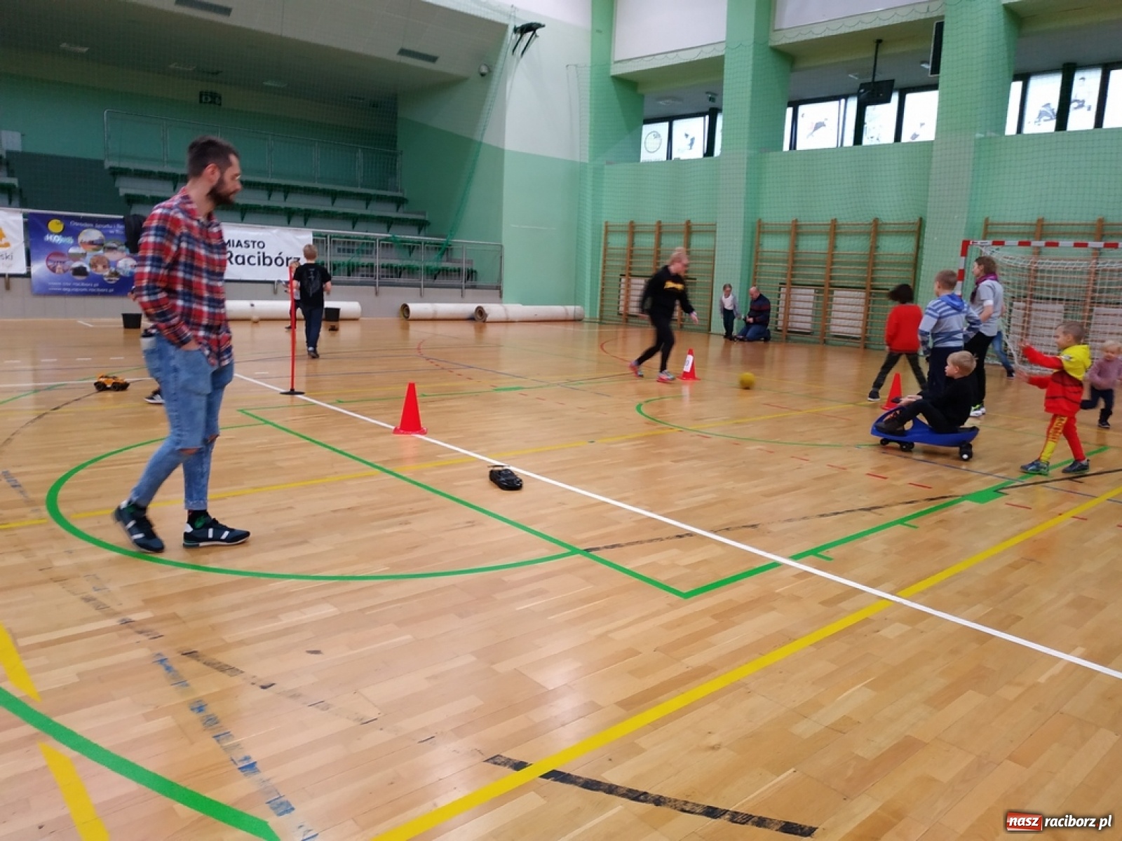 Zdjęcie w galerii na portalu naszraciborz.pl: Mistrzostwa Raciborza Aut Zdalnie Sterowanych w Arenie Rafako wiadomości z regionu
