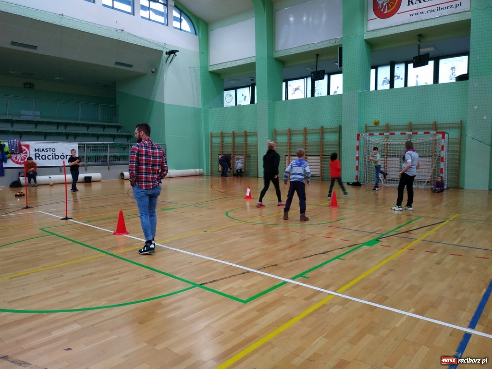 Zdjęcie w galerii na portalu naszraciborz.pl: Mistrzostwa Raciborza Aut Zdalnie Sterowanych w Arenie Rafako wiadomości z regionu