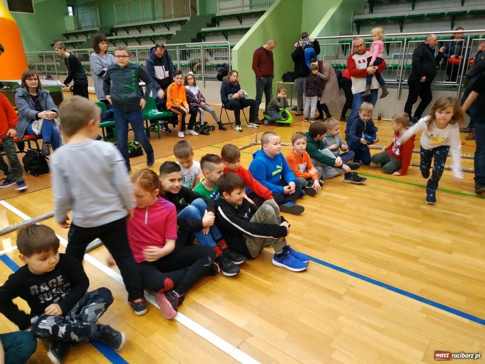 Zdjęcie w galerii na portalu naszraciborz.pl: Mistrzostwa Raciborza Aut Zdalnie Sterowanych w Arenie Rafako wiadomości z regionu