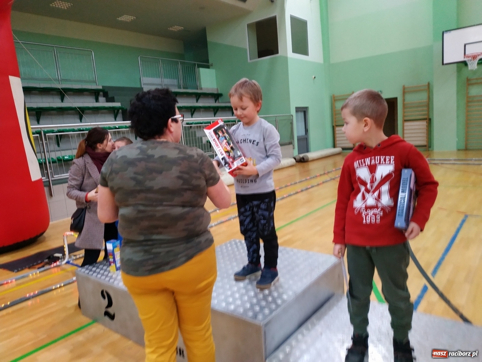 Zdjęcie w galerii na portalu naszraciborz.pl: Mistrzostwa Raciborza Aut Zdalnie Sterowanych w Arenie Rafako wiadomości z regionu